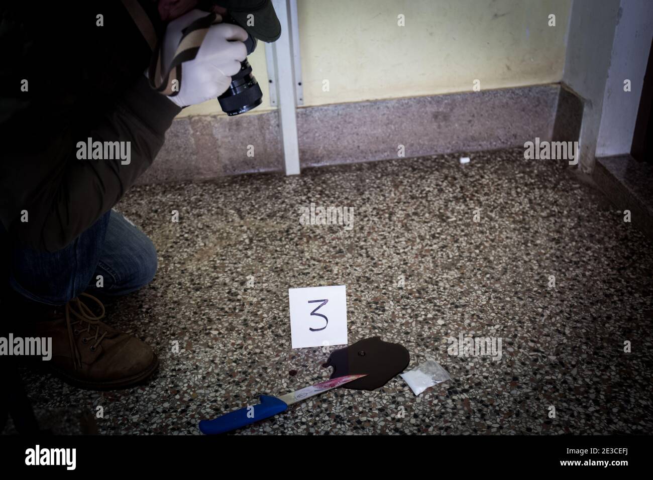 Scène de crime, meurtre, enquête, piste sanglante sur l'asphalte, l'enquête en cours, photo témoignage d'expert de meurtre Banque D'Images
