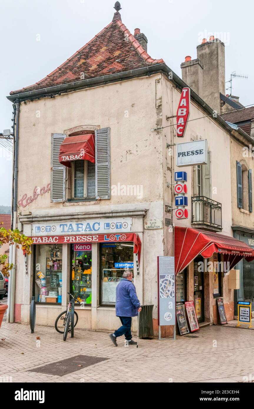 Un petit tabac français, un tabacconist et un marchand de journaux, à nuits St Georges, France. Banque D'Images