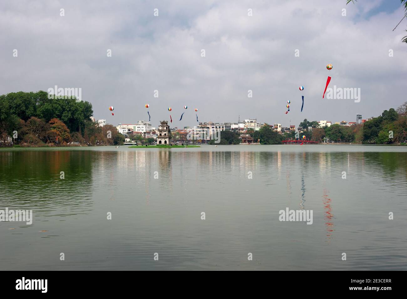 Le lac Hoan Kiem ou le lac Sword est un lac d'eau douce situé dans le centre historique de Hanoi Banque D'Images