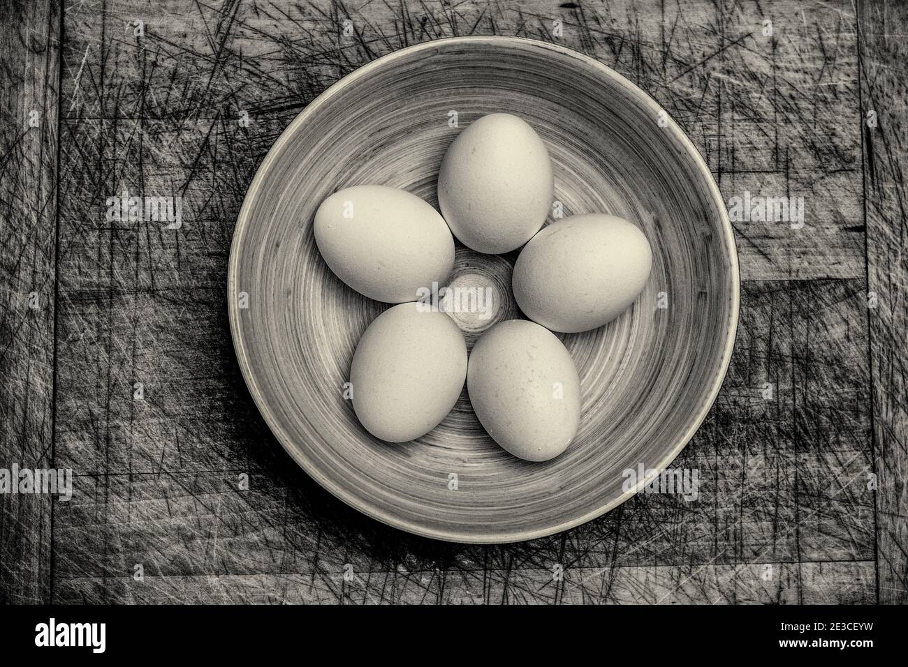 Cinq oeufs dans un bol Banque D'Images