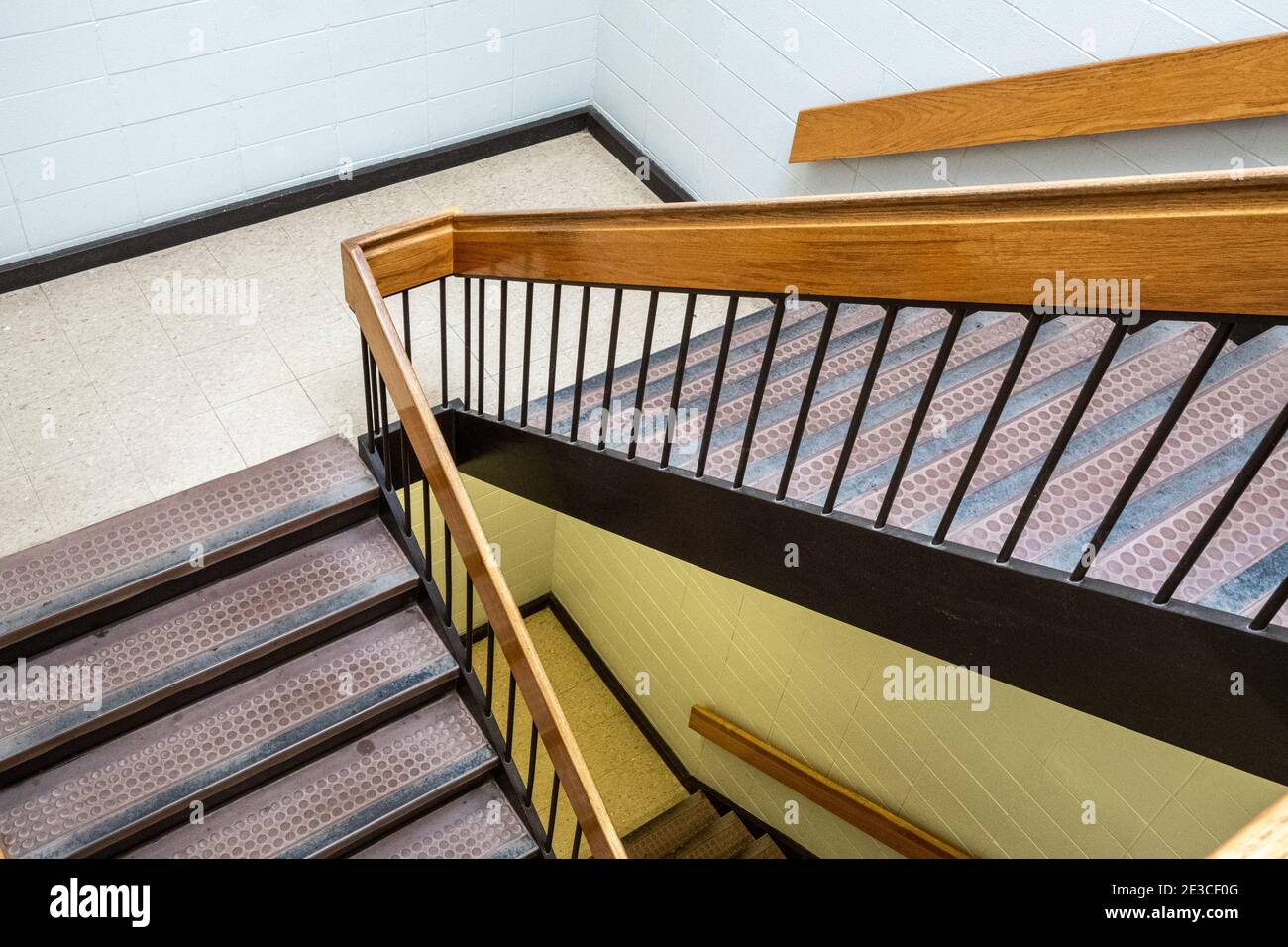 Escaliers dans un bâtiment descendant Banque D'Images