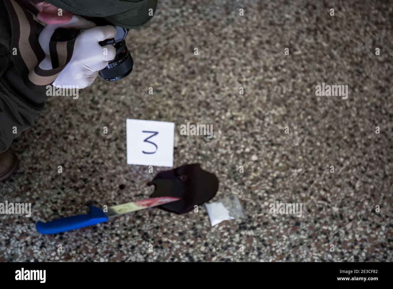 Scène de crime, meurtre, enquête, piste sanglante sur l'asphalte, l'enquête en cours, photo témoignage d'expert de meurtre Banque D'Images