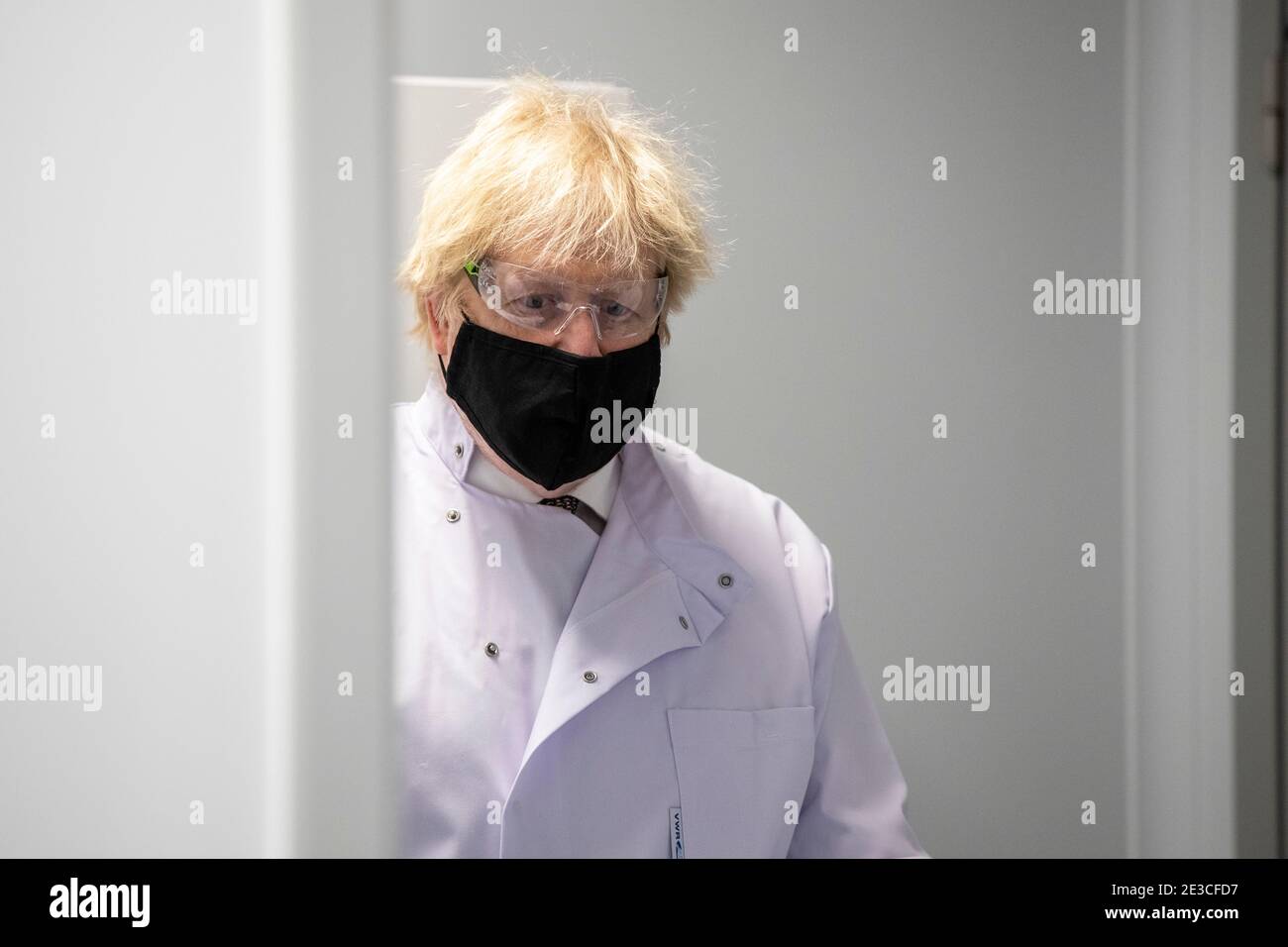 Le Premier ministre Boris Johnson entre dans le laboratoire de contrôle de la qualité, où des lots de vaccins sont testés, lors d'une visite de l'usine de fabrication du vaccin Oxford/AstraZeneca à Oxford Biomedica, dans l'Oxfordshire. Date de la photo: Lundi 18 janvier 2021. Banque D'Images