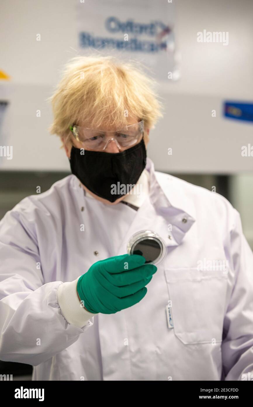 Le Premier ministre Boris Johnson examine une boîte de Petri dans le laboratoire de contrôle de la qualité, où des lots de vaccins sont testés, lors d'une visite de l'usine de fabrication du vaccin Oxford/AstraZeneca à Oxford Biomedica dans l'Oxfordshire. Date de la photo: Lundi 18 janvier 2021. Banque D'Images