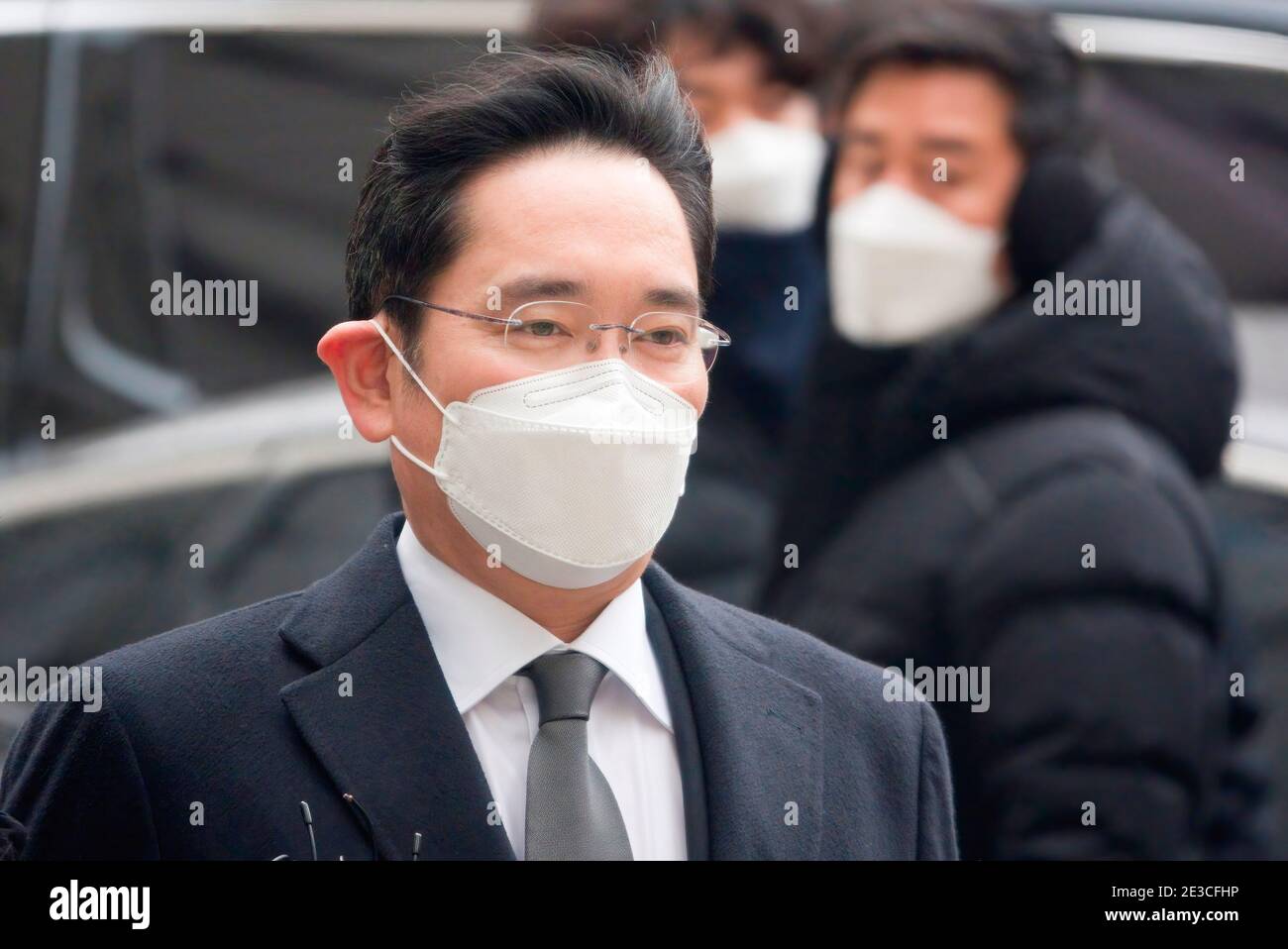 Séoul, Corée du Sud. 18 janvier 2021. Lee Jae-Yong ou Jay y Lee (52), vice-président de Samsung Electronics, arrive à la haute Cour de Séoul pour assister à une audience de détermination de la peine. La haute Cour de Séoul a condamné lundi l'héritier Samsung à deux ans et demi de prison dans un procès pour corruption impliquant l'ancien président sud-coréen Park Geun-hye et lui a ordonné de retourner en prison. Crédit : SOPA Images Limited/Alamy Live News Banque D'Images