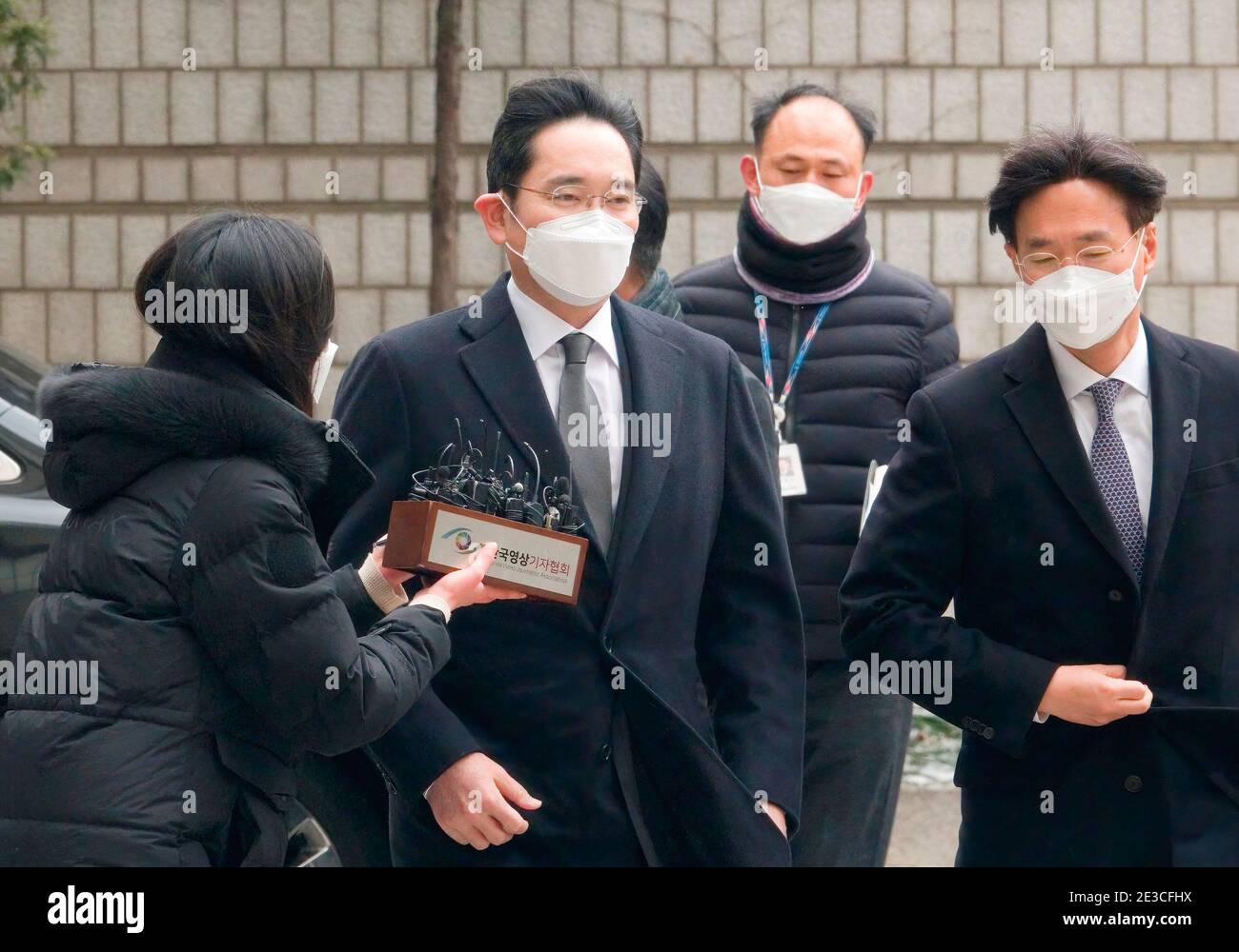 Séoul, Corée du Sud. 18 janvier 2021. Lee Jae-Yong ou Jay y Lee (C, 52), vice-président de Samsung Electronics, arrive à la haute Cour de Séoul pour assister à une audience de détermination de la peine. La haute Cour de Séoul a condamné lundi l'héritier Samsung à deux ans et demi de prison dans un procès pour corruption impliquant l'ancien président sud-coréen Park Geun-hye et lui a ordonné de retourner en prison. Crédit : SOPA Images Limited/Alamy Live News Banque D'Images