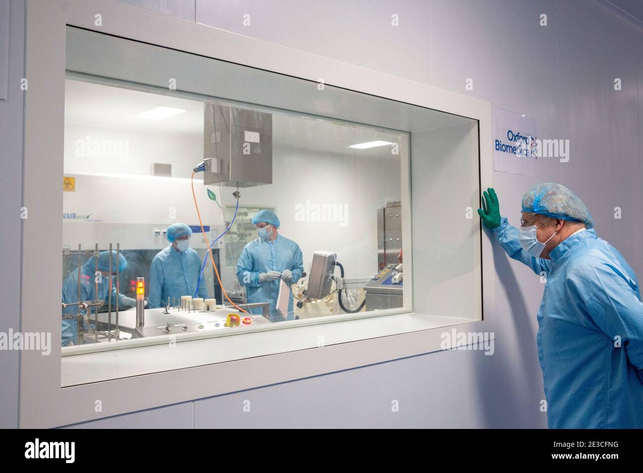 Le Premier ministre Boris Johnson devant une fenêtre d'observation lors d'une visite de l'usine de fabrication du vaccin Oxford/AstraZeneca à Oxford Biomedica dans l'Oxfordshire. Date de la photo: Lundi 18 janvier 2021. Banque D'Images
