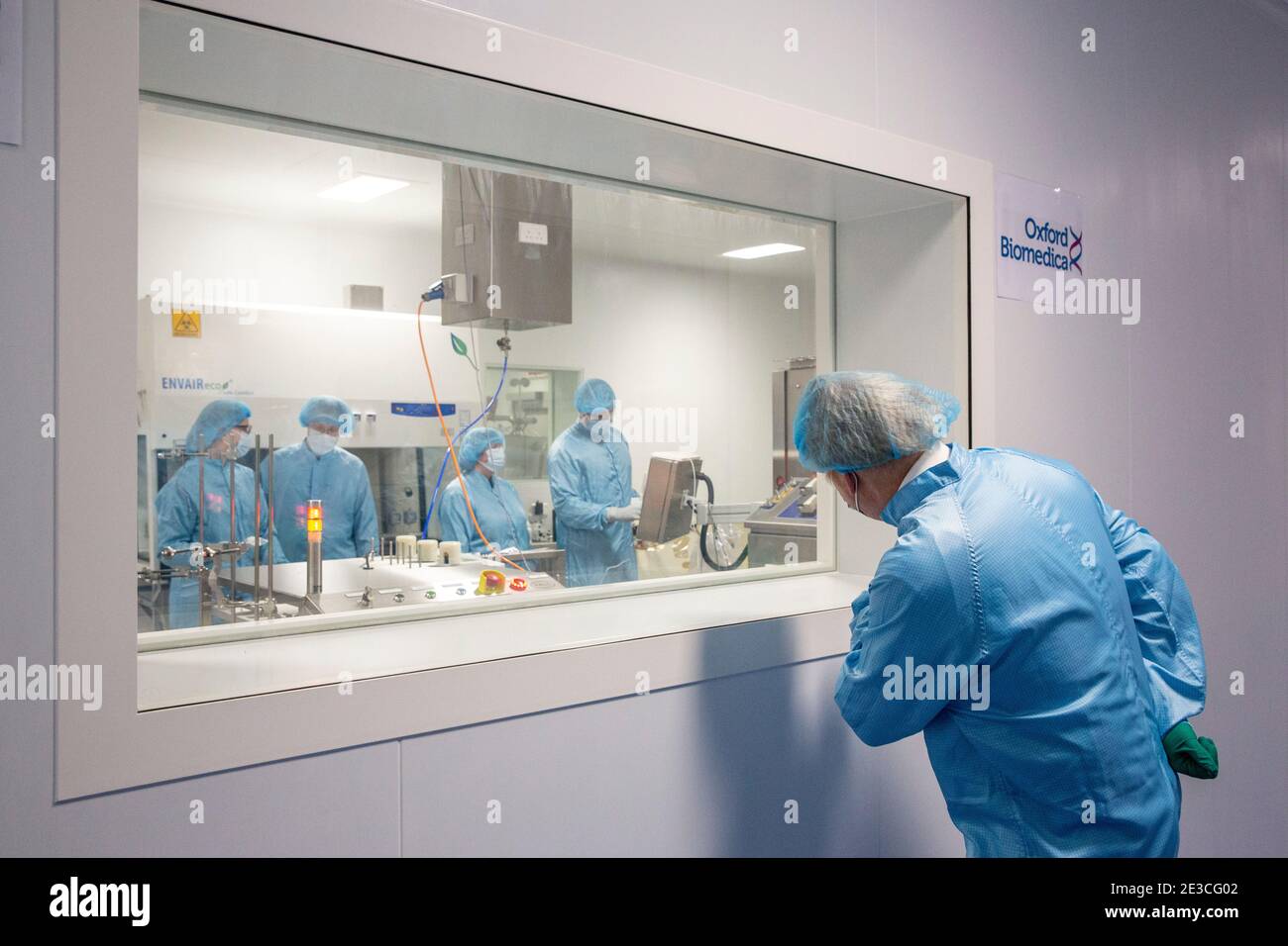 Le Premier ministre Boris Johnson devant une fenêtre d'observation lors d'une visite de l'usine de fabrication du vaccin Oxford/AstraZeneca à Oxford Biomedica dans l'Oxfordshire. Date de la photo: Lundi 18 janvier 2021. Banque D'Images