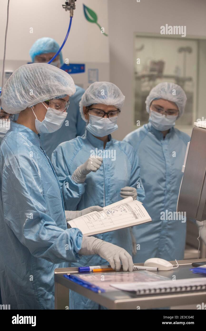 Techniciens de laboratoire dans l'usine de fabrication du vaccin Oxford/AstraZeneca à Oxford Biomedica dans l'Oxfordshire. Date de la photo: Lundi 18 janvier 2021. Banque D'Images