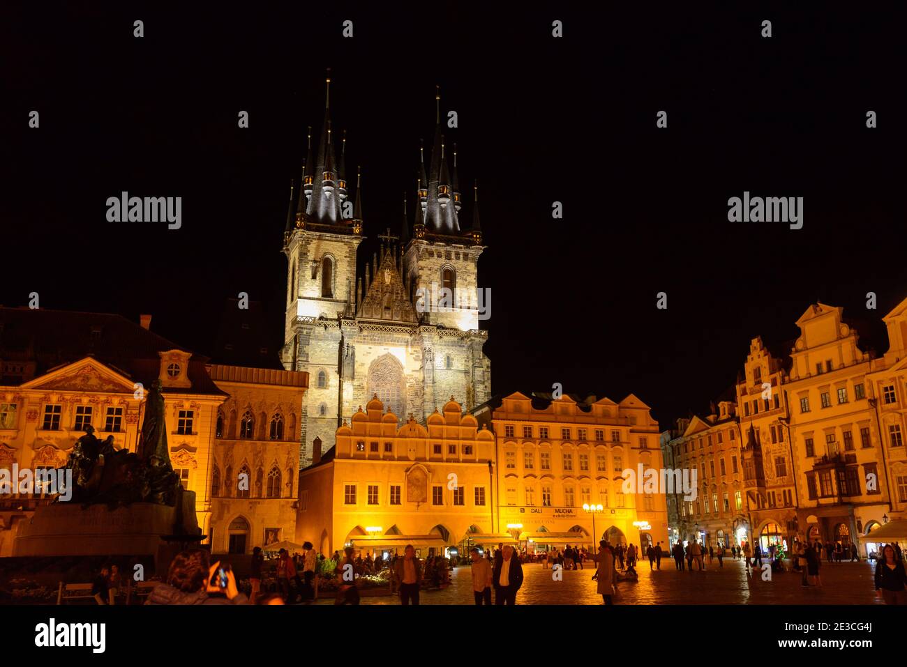 Prague, République tchèque - 25 juillet 2017 : les gens et vie nocturne sur la place de la vieille ville de Prague, avec ses beaux bâtiments de style baroque et la liberté Banque D'Images