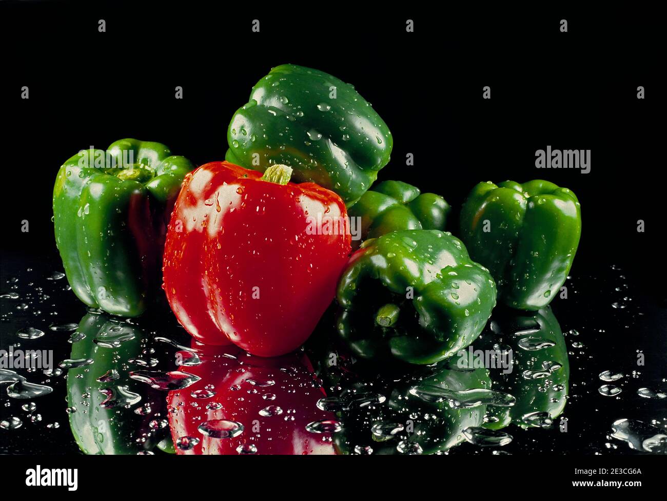 Un studio encore vivant de Red & Green Peppers Banque D'Images