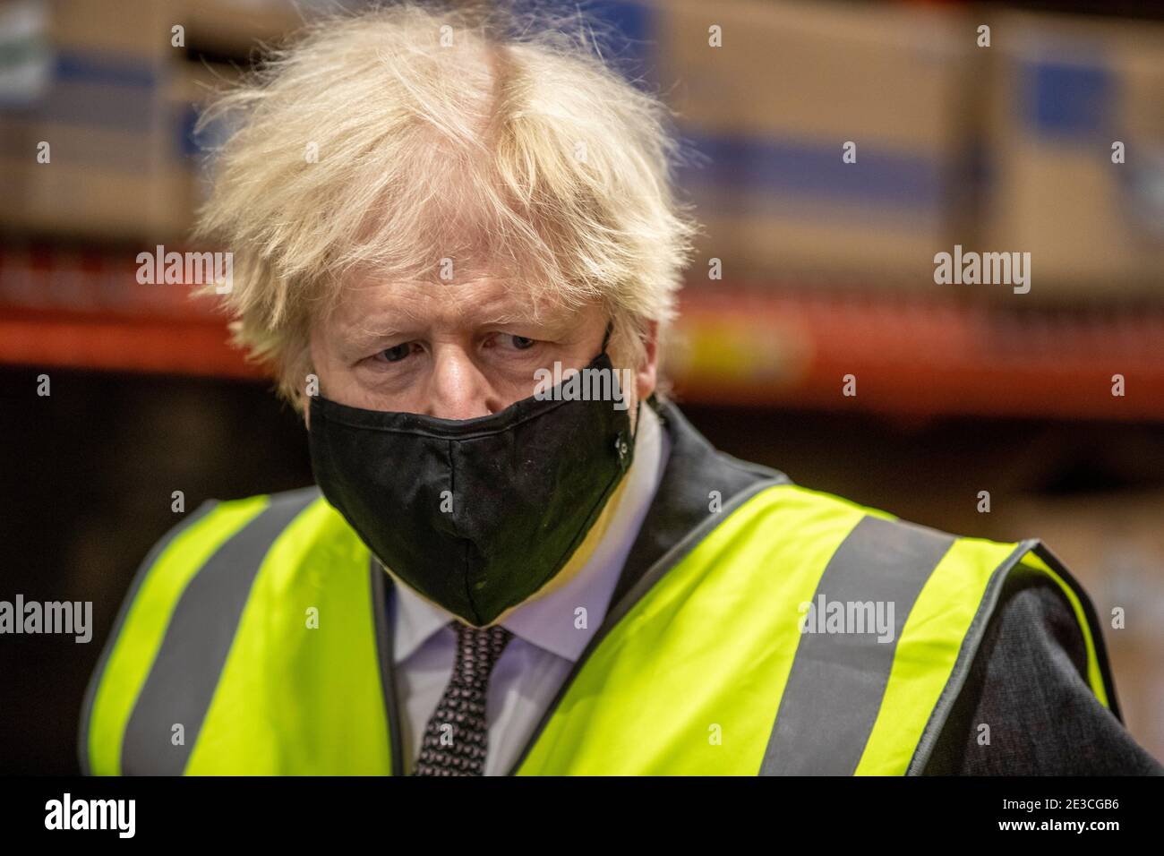 Le Premier ministre Boris Johnson, lors d'une visite de l'usine de fabrication du vaccin Oxford/AstraZeneca à Oxford Biomedica dans l'Oxfordshire. Date de la photo: Lundi 18 janvier 2021. Banque D'Images