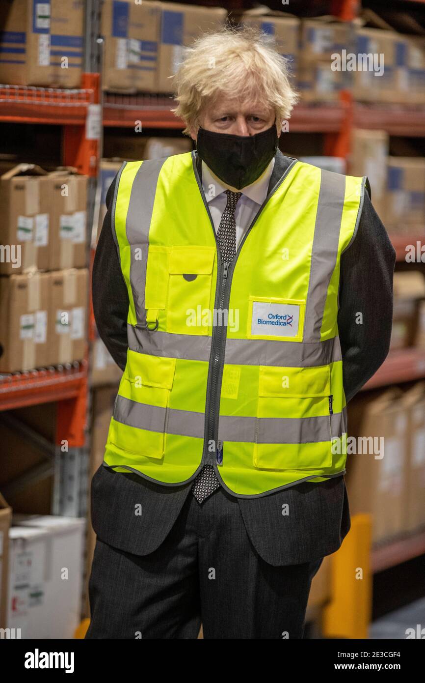 Le Premier ministre Boris Johnson, lors d'une visite de l'usine de fabrication du vaccin Oxford/AstraZeneca à Oxford Biomedica dans l'Oxfordshire. Date de la photo: Lundi 18 janvier 2021. Banque D'Images
