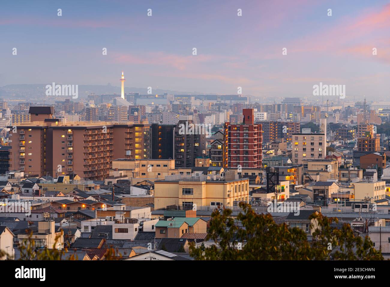 Kyoto, Japon ville moderne au crépuscule avec la tour au loin. Banque D'Images