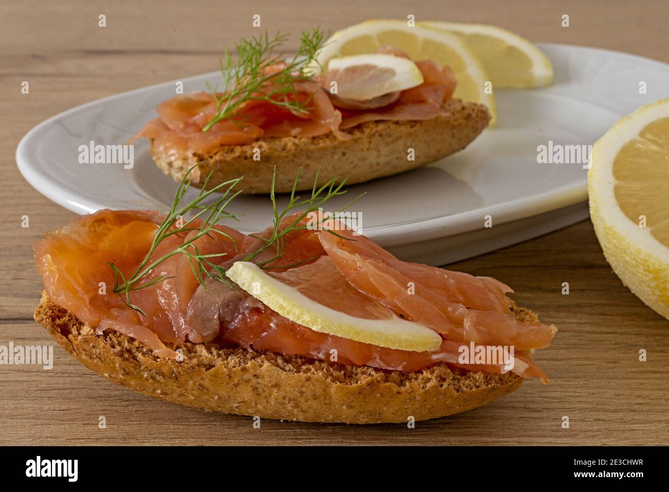crostini di pane al salmone con limone primo piano Banque D'Images