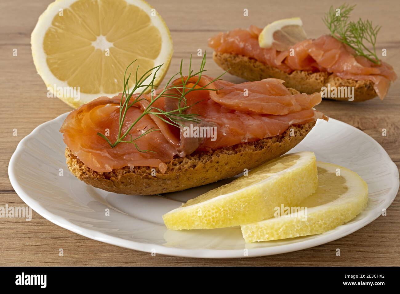 crostini di pane al salmone con limone Banque D'Images
