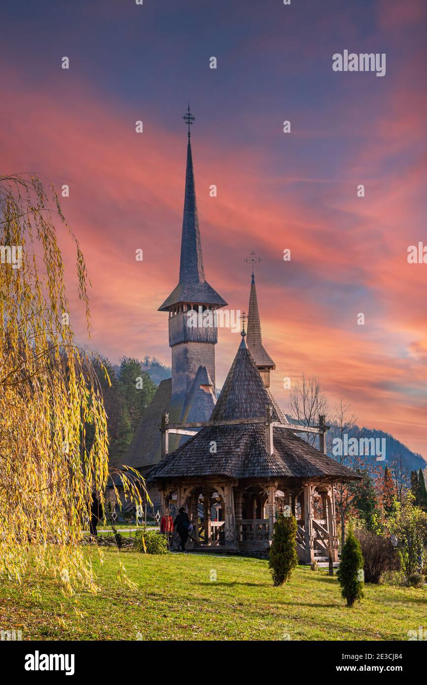 Site culturel de Roumanie, monastère chrétien de Barsana à Maramures illuminé au coucher du soleil Banque D'Images