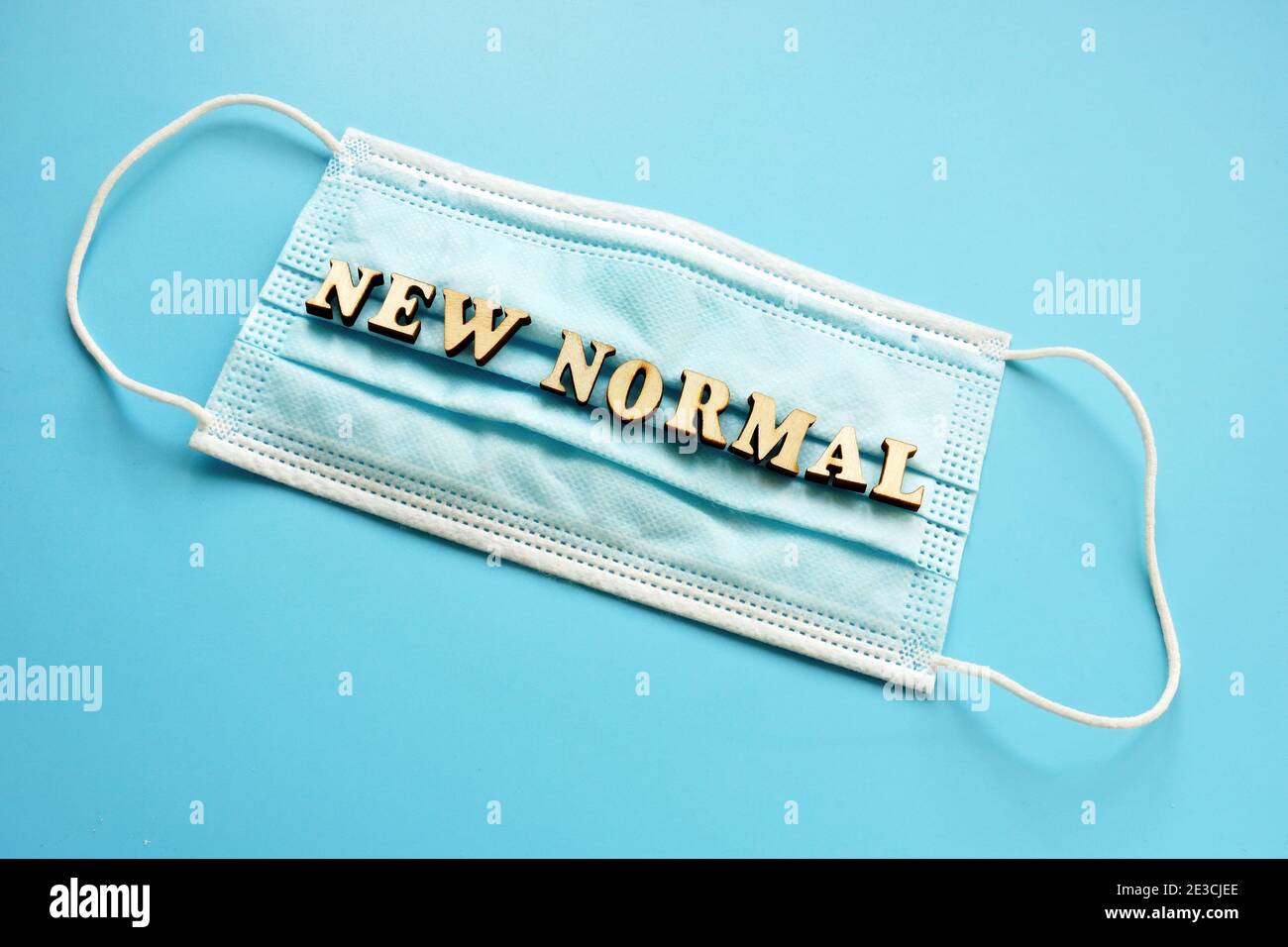 Nouveau concept normal après le coronavirus. Lettres sur le masque de protection. Banque D'Images