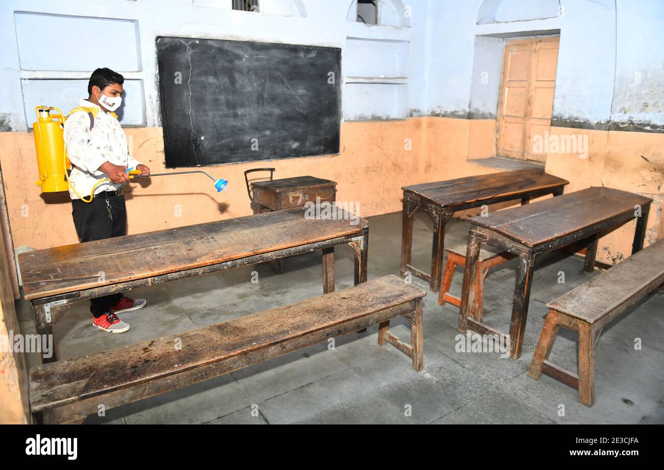 Beawar, Inde. 18 janvier 2021. Un travailleur assainit une salle de classe dans une école qui a été rouverte après avoir été fermée pendant 309 jours en raison de la pandémie COVID-19 à Beawar. (Photo de Sumit Saraswat/Pacific Press) crédit: Pacific Press Media production Corp./Alay Live News Banque D'Images