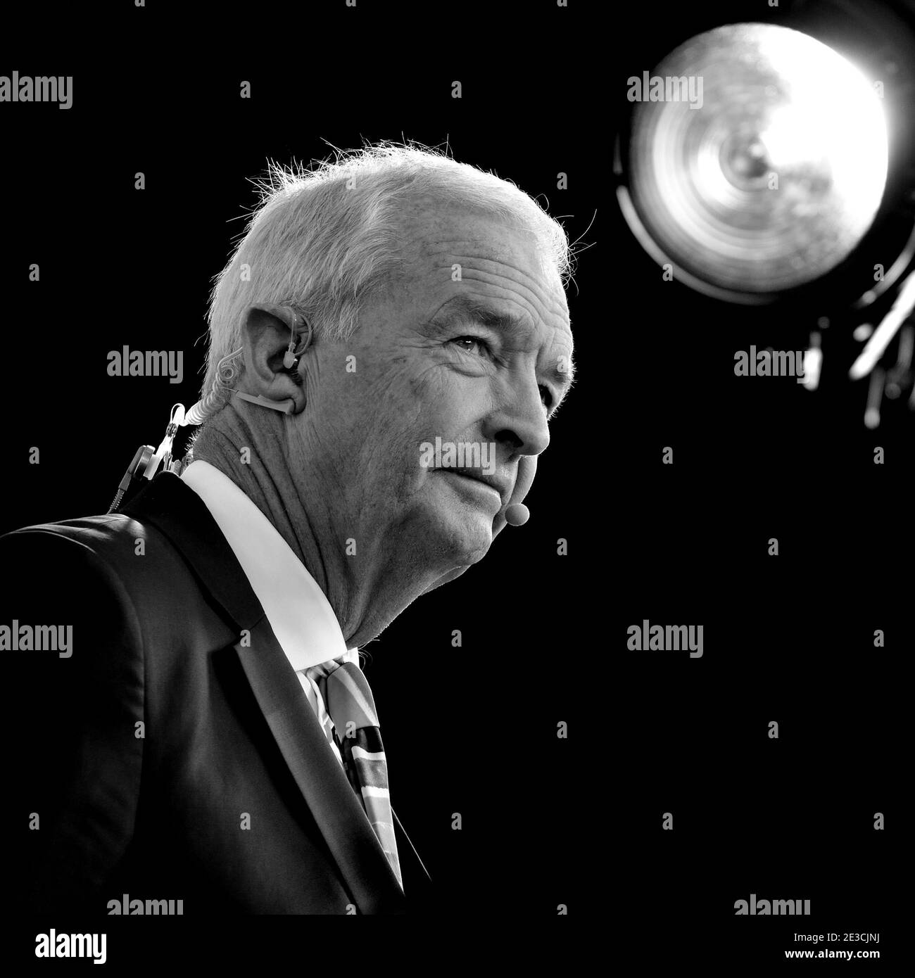 Jon Snow (Channel 4 News) sur College Green, Westminster, à couvrir le vote sur l'accord de retrait de l'UE, le 29 mars 2019 Banque D'Images