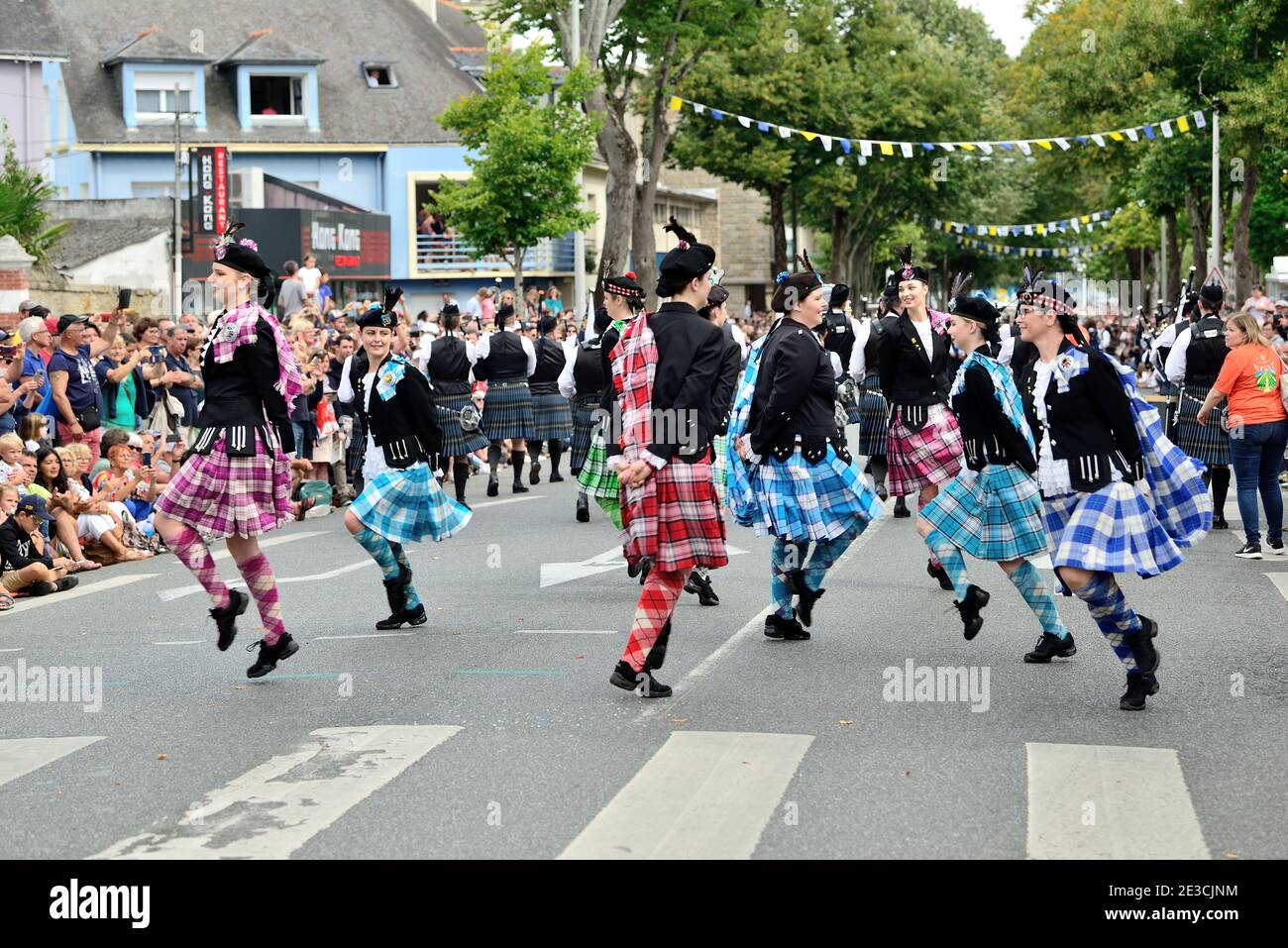 Grand défilé des nations celtes à l'occasion du 49e Festival Interceltique de Lorient, le 4 août 2019 : danse écossaise traditionnelle Banque D'Images
