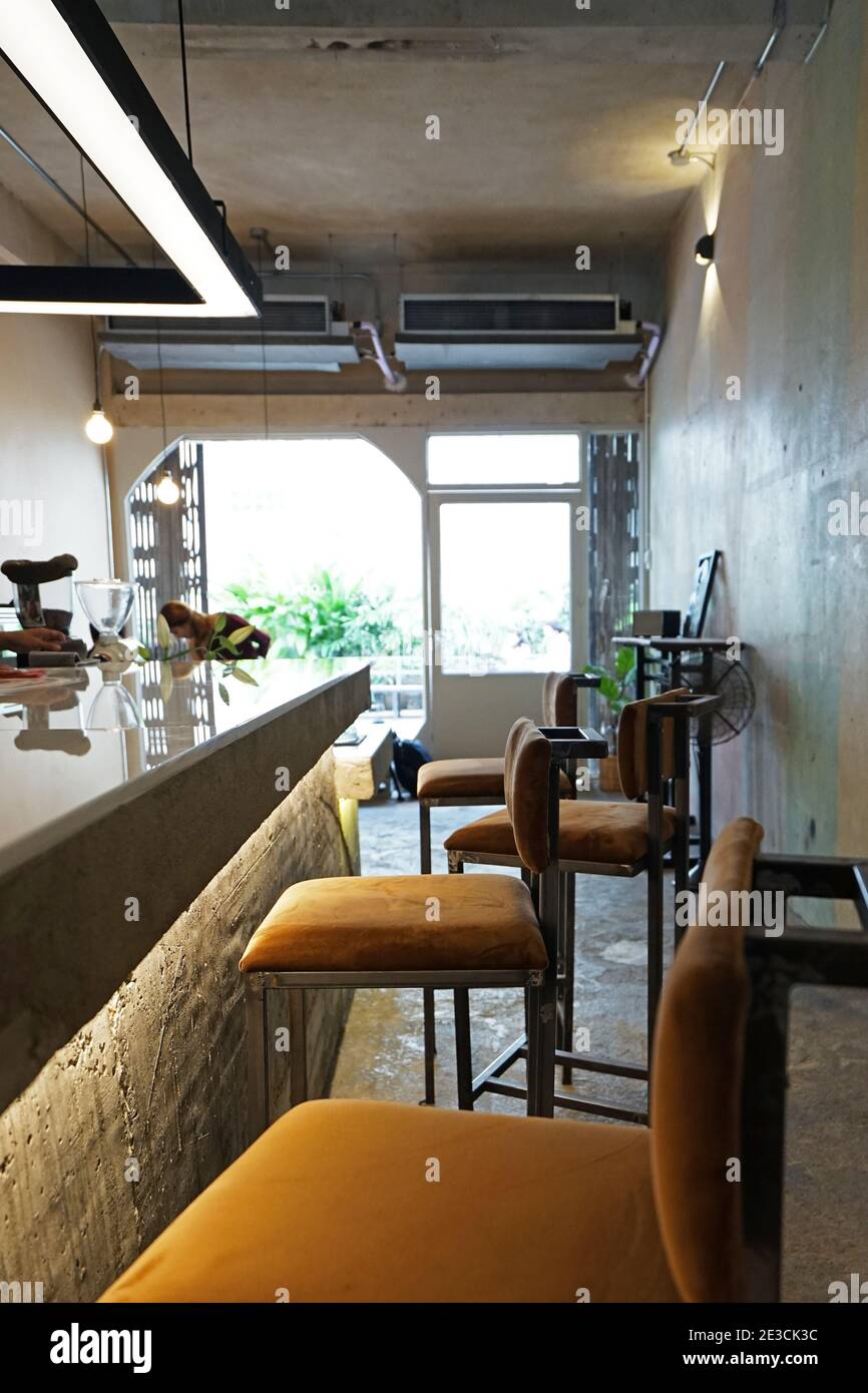 Décoration intérieure du bar, café et cocktail salon décoré d'un fauteuil à coussin et d'une architecture loft industrielle Banque D'Images