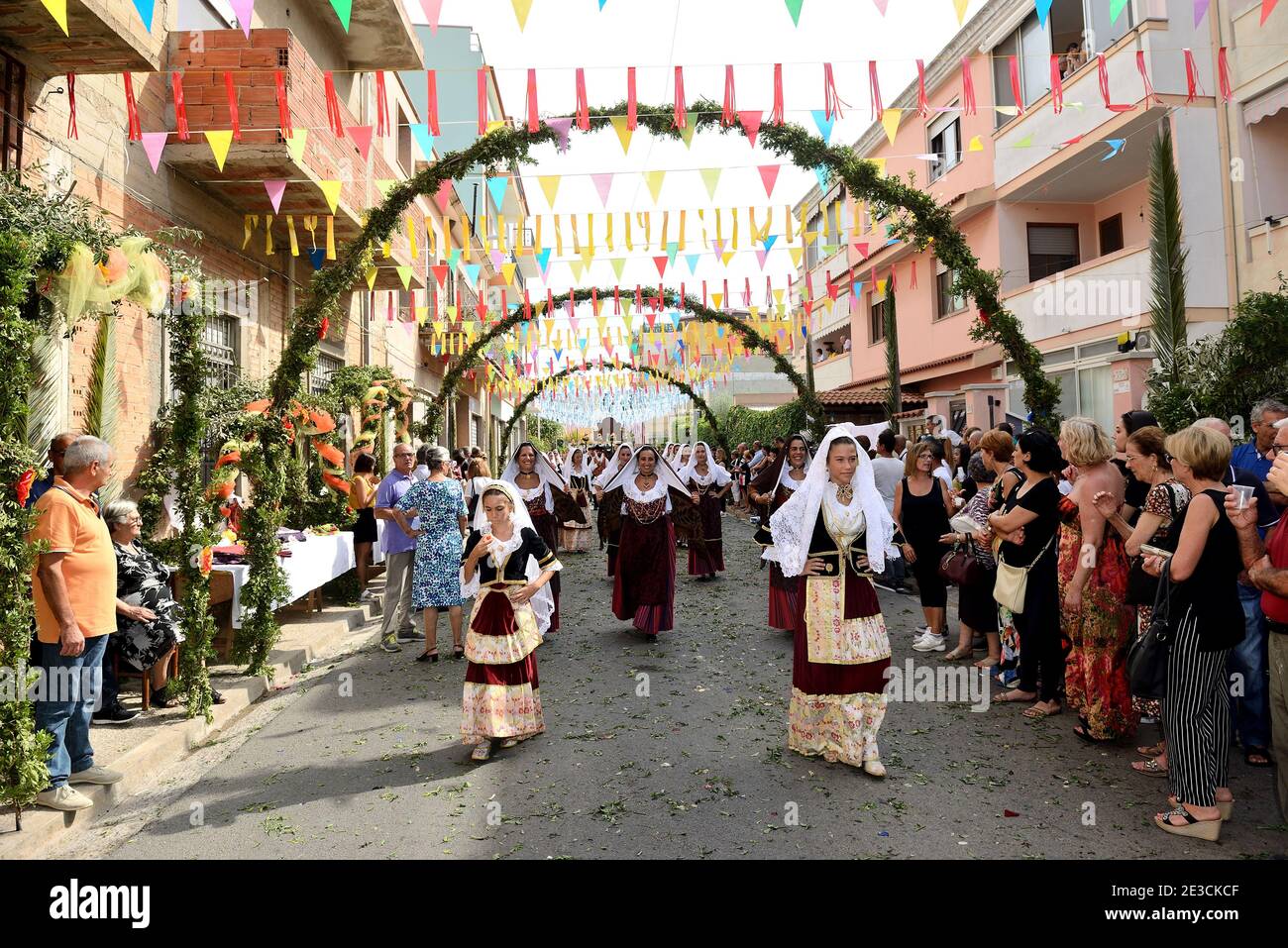 Italie, Sardaigne, Selargius: Fête traditionnelle à l'occasion de la 58e édition du Sposalizio Selargino, mariage traditionnel, . Parade à travers t Banque D'Images