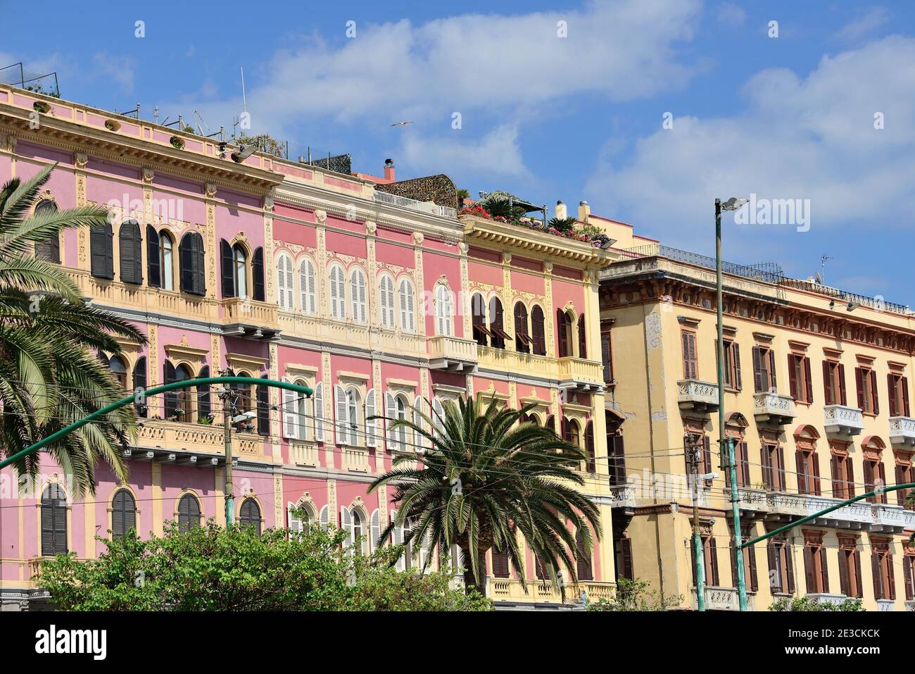 Italie, Sardaigne, Cagliari: Bâtiments typiques colorés le long du front de mer Banque D'Images