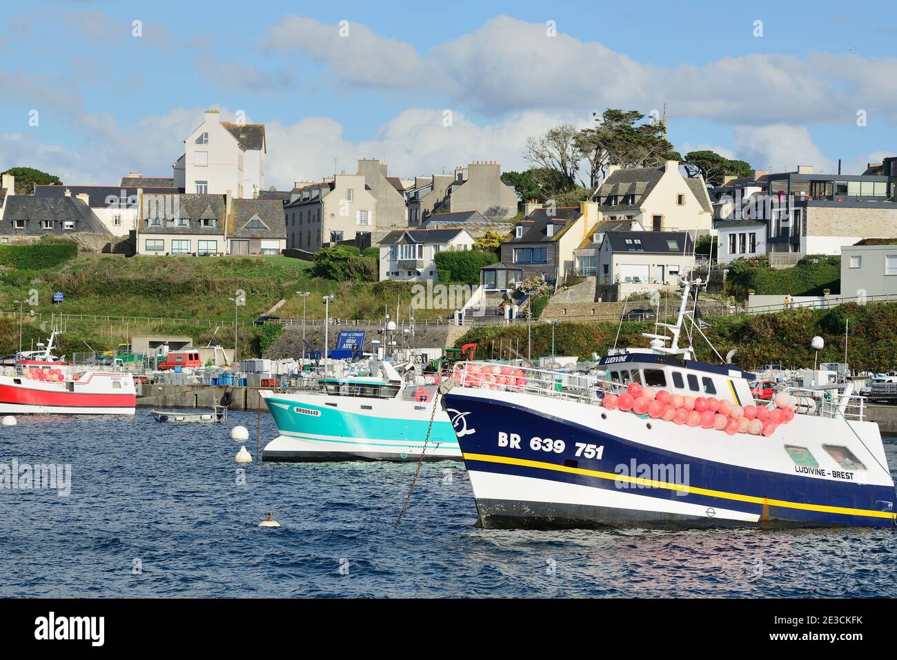 Le Conquet (Bretagne, Nord-Ouest de la France) : bateaux de pêche dans le port et maisons au bord de l'eau Banque D'Images
