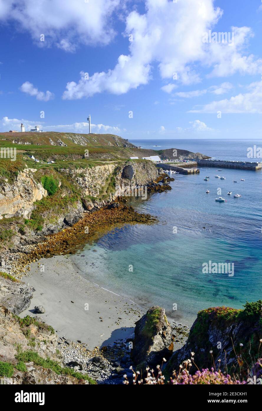 Ile d'Ouessant, Ile d'Ushant (au large des côtes de la Bretagne, au nord-ouest de la France) : crique et falaises le long de la côte Banque D'Images