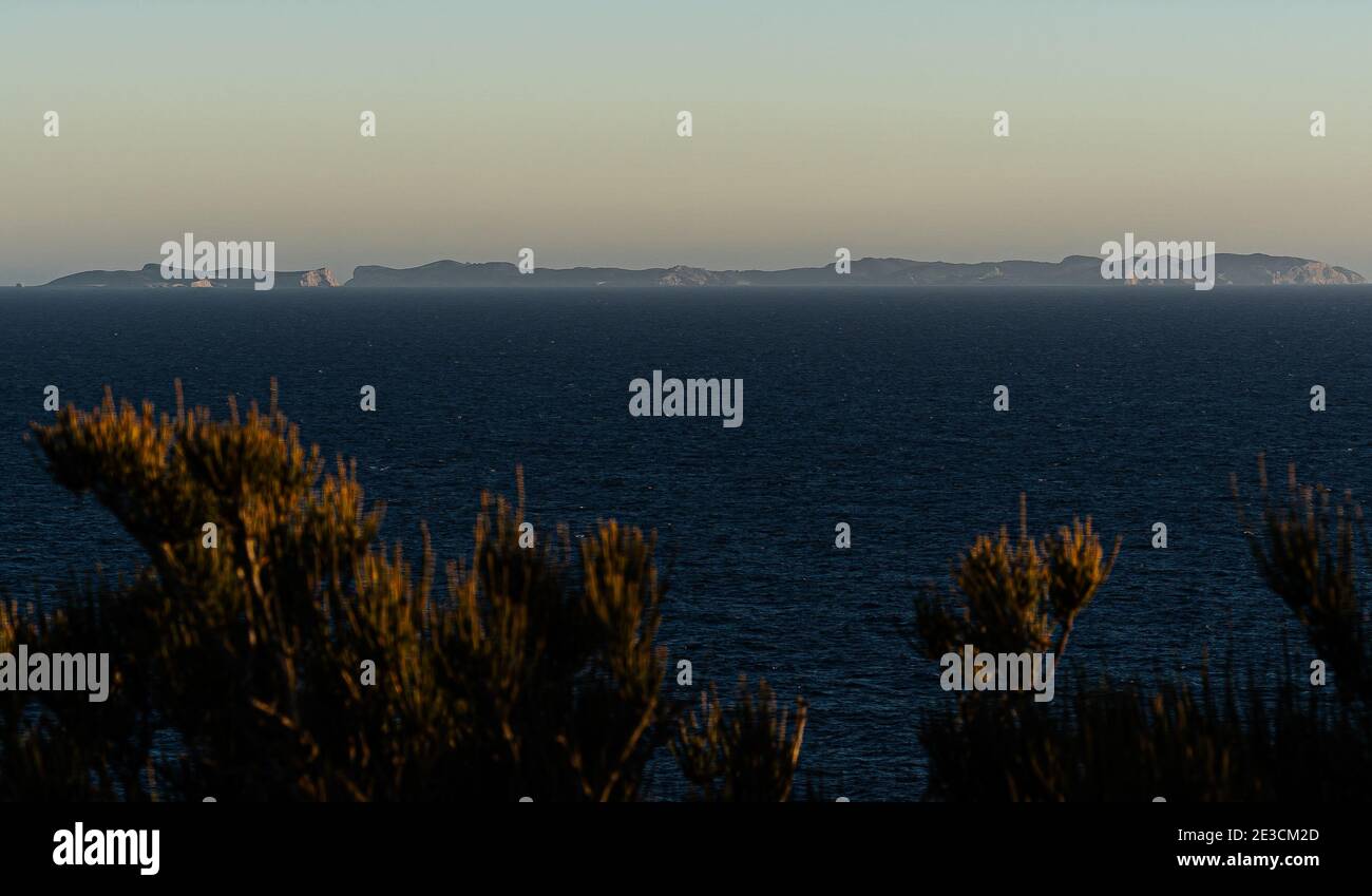 Vue sur l'île de Cabrera, depuis la tour de défense du Cap blanc, à Majorque, par une journée ensoleillée. Banque D'Images