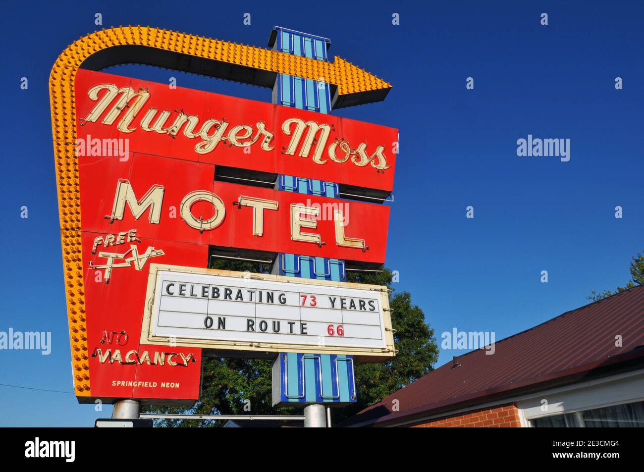Panneau néons classique annonçant le Munger Moss Motel, un point de repère de la route 66 au Liban, Missouri depuis 1946. Banque D'Images