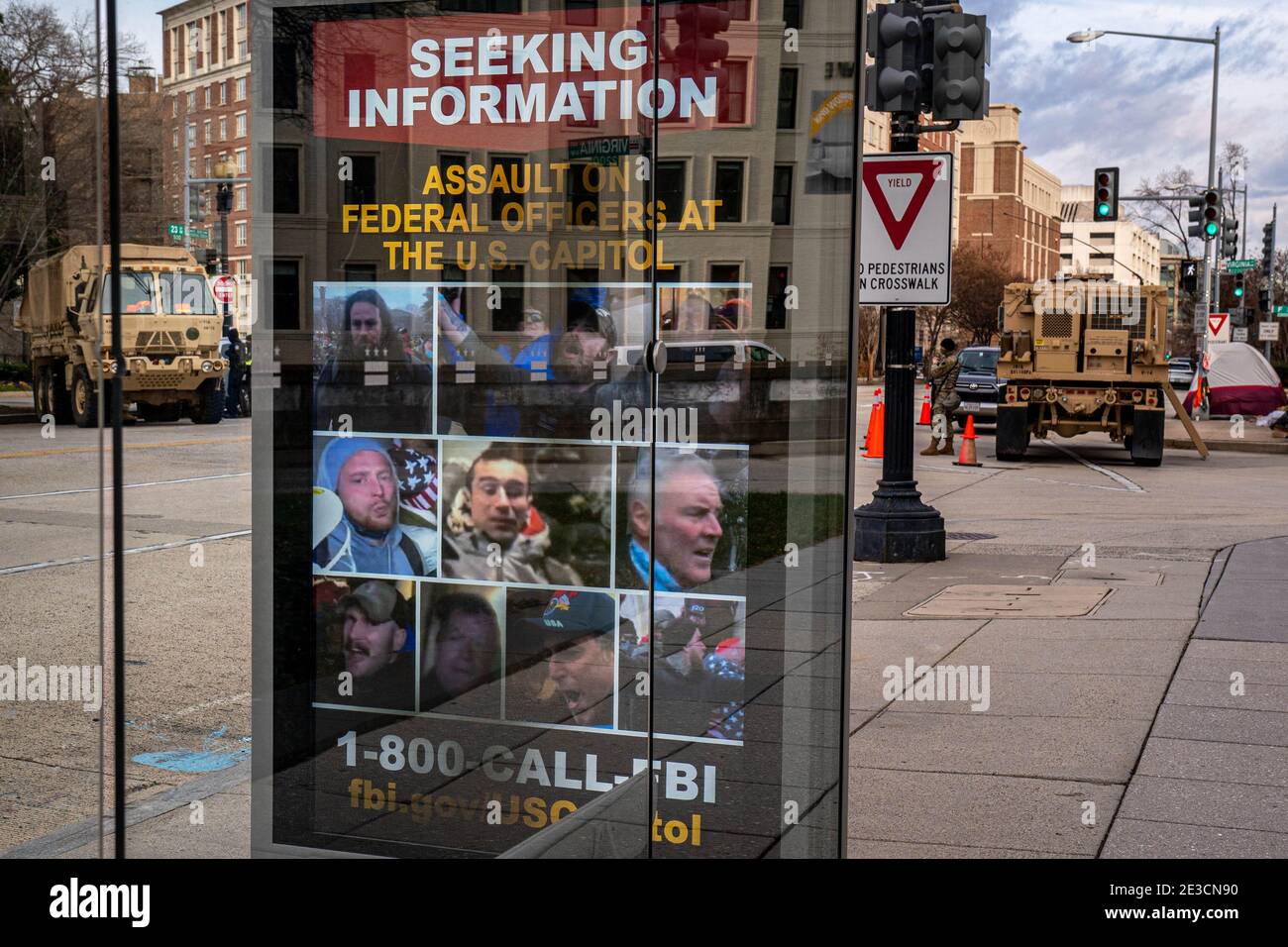 Washington, États-Unis. 18 janvier 2021. Le FBI utilise un espace publicitaire à un arrêt d'autobus pour rechercher des informations pour les personnes qui ont participé à l'assaut au Capitole des États-Unis récemment avant l'inauguration de Joe Biden à Washington, DC, le lundi 18 janvier 2021. La sécurité est encore plus stricte compte tenu des récents événements où les foules de MAVA pro-Trump ont franchi le périmètre de sécurité et ont pénétré le Capitole des États-Unis le 6 janvier. Photo de Ken Cedeno/UPI crédit: UPI/Alay Live News Banque D'Images