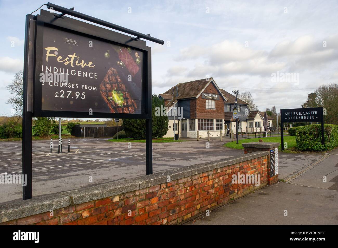 Talaplow, Maidenhead, Berkshire, Royaume-Uni. 17 janvier 2021. Parking vide et menu de Noël au Miller & carter Steakhouse de Taplow. Les restaurants sont actuellement fermés à l'exception des restaurants à emporter lors du troisième confinement national de Covid-19 en Angleterre. Crédit : Maureen McLean/Alay Banque D'Images