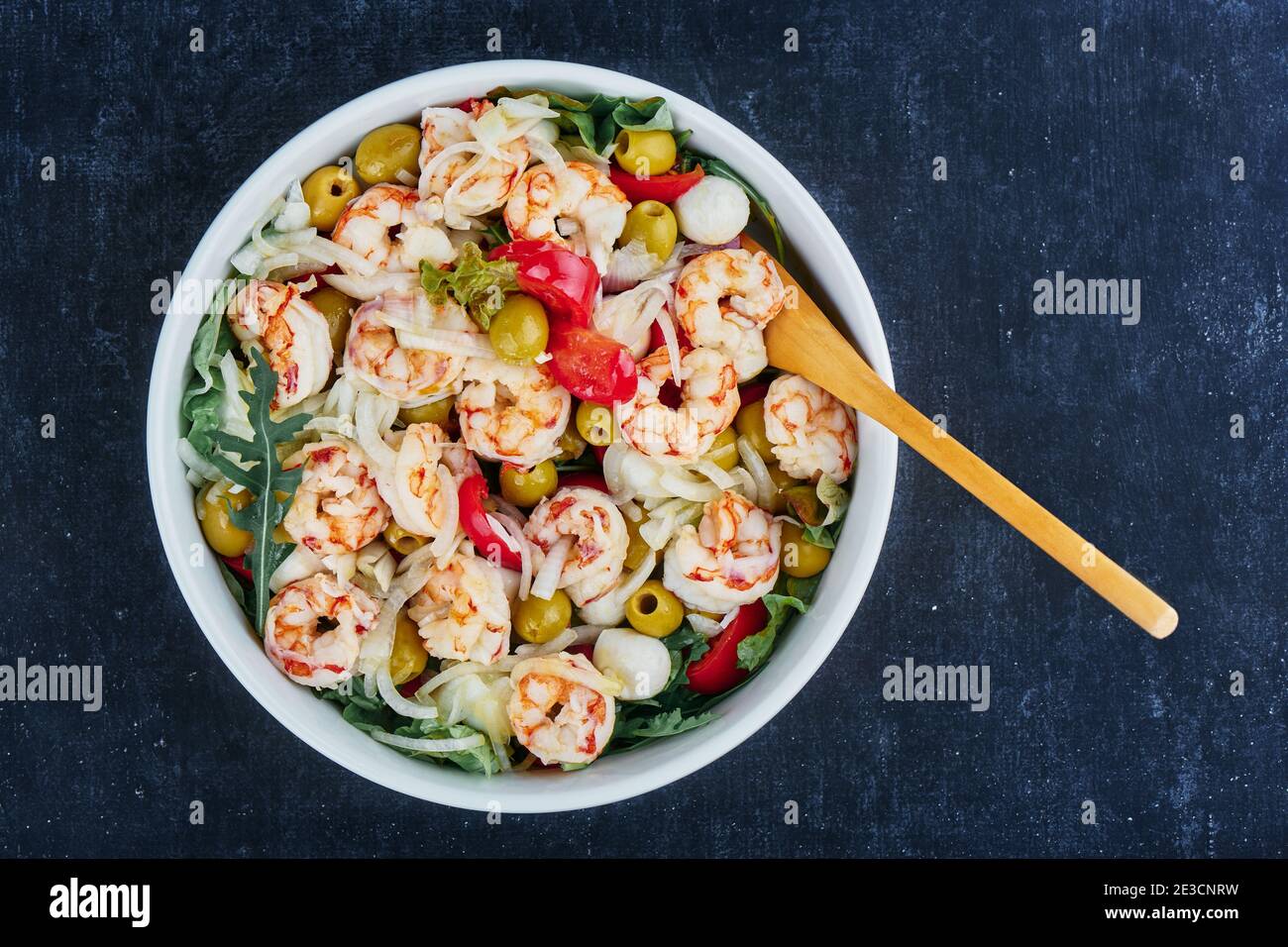 Salade de crevettes, olives, mozzarella, tomates et sauce à l'huile d'olive, vue rapprochée, vue de dessus Banque D'Images