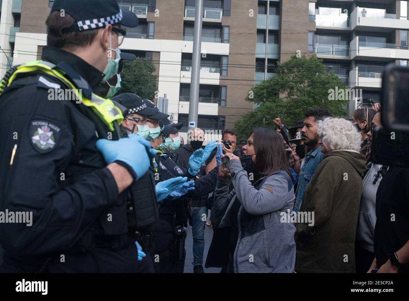 Melbourne, Victoria. 16 janvier 2021. Libérez le Parti des réfugiés. Un manifestant en colère contre la police... Jay Kogler/Alay Live News Banque D'Images