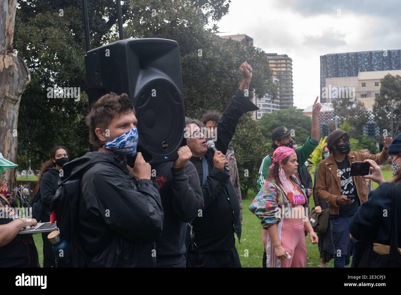 Melbourne, Victoria. 16 janvier 2021. Libérez le Parti des réfugiés. Des manifestants tenant un orateur. Jay Kogler/Alay Live Nouveau Banque D'Images