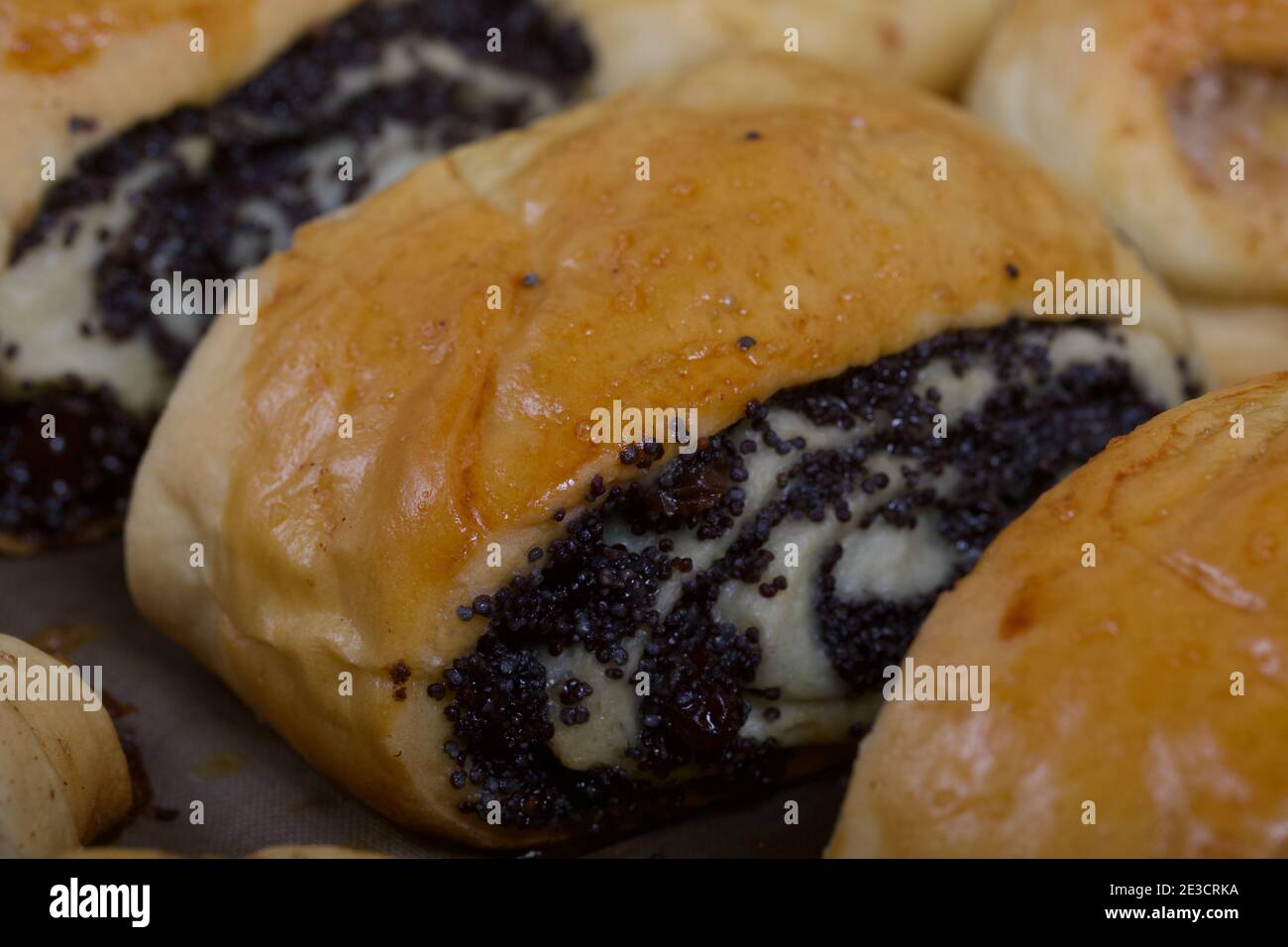 Pâtisseries riches. Les petits pains sont sur une plaque de cuisson. Remplissage avec des graines de pavot, des noix. Gros plan. Banque D'Images