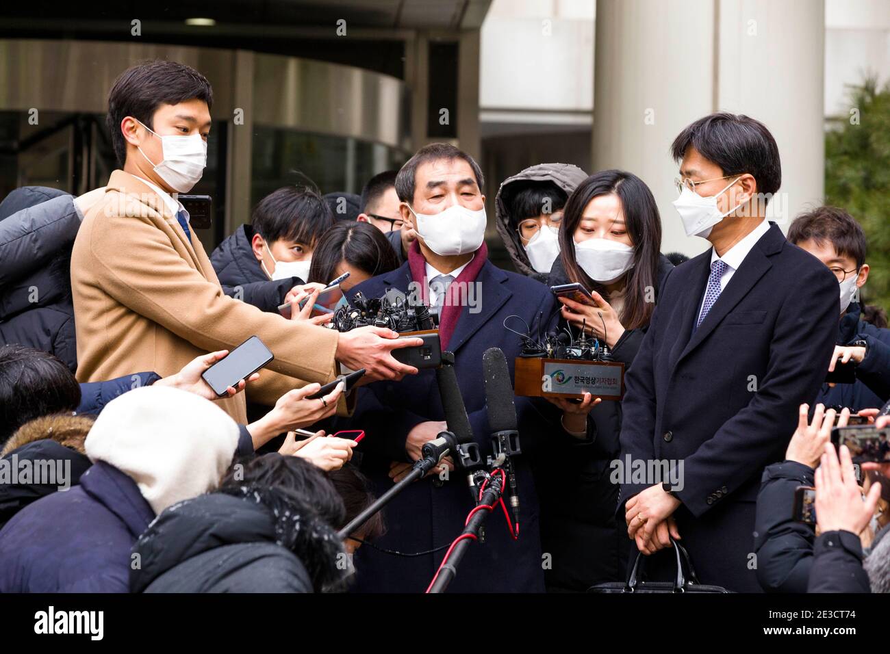 Séoul, Bucheon, Corée du Sud. 18 janvier 2021. Un avocat du président de Samsung Lee Jae-Yong quitte la haute Cour de Séoul lundi, après que le tribunal ait condamné Lee à 30 mois pour des accusations de corruption liées à l'administration de l'ancien président en accusation Park Geun-hye. Credit: Jintak Han/ZUMA Wire/Alay Live News Banque D'Images