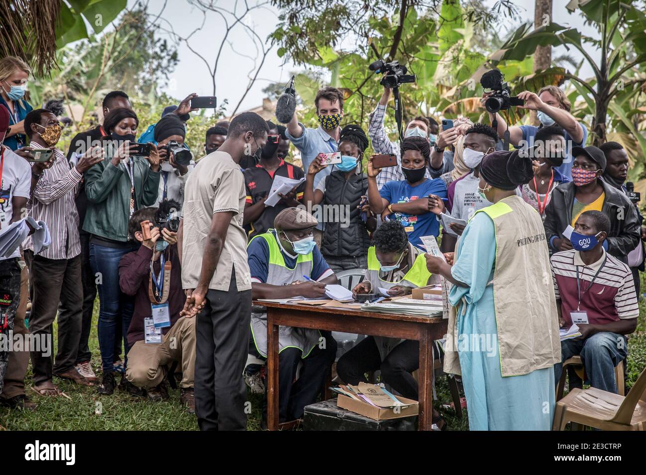 Kampala, région centrale, Ouganda. 15 janvier 2021. Bobi Wine, le musicien et candidat présidentiel dont le vrai nom est Robert Kyagulanyi, votes à Magere, dans la banlieue de Kampala pendant les élections.les élections ougandaises, le 14 janvier 2021, ont été les plus tendues depuis des décennies. Crédit : Sally Hayden/SOPA Images/ZUMA Wire/Alay Live News Banque D'Images