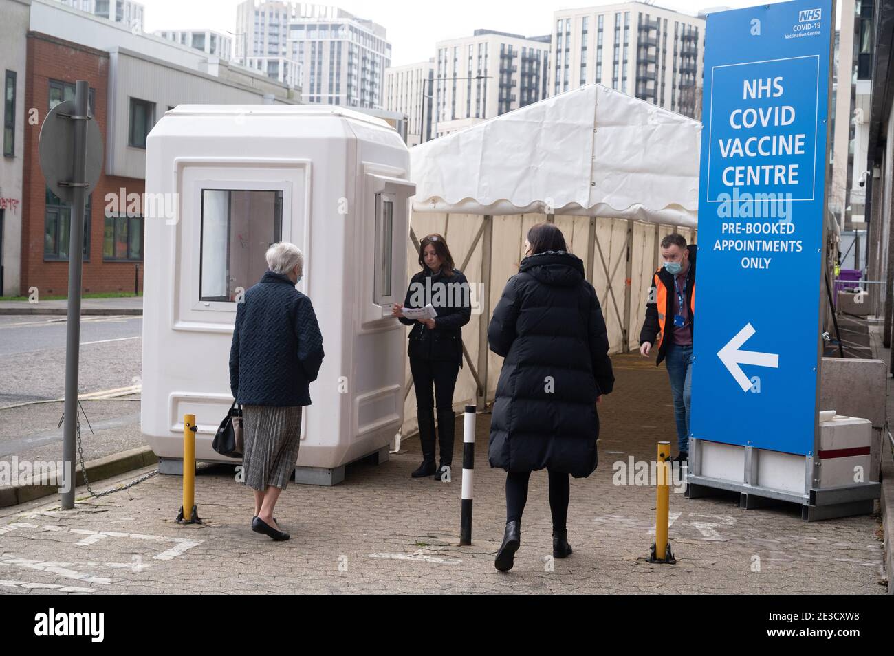 18 janvier 2021. Londres, Royaume-Uni. Les personnes âgées du pubic arrivent dans un nouveau centre de vaccination COVID-19 à Wembley, dans le nord-ouest de Londres. 10 nouveaux centres de vaccination à grande échelle sont ouverts aujourd'hui pour aider à développer le programme de vaccination du Royaume-Uni. Photo de Ray Tang. Banque D'Images