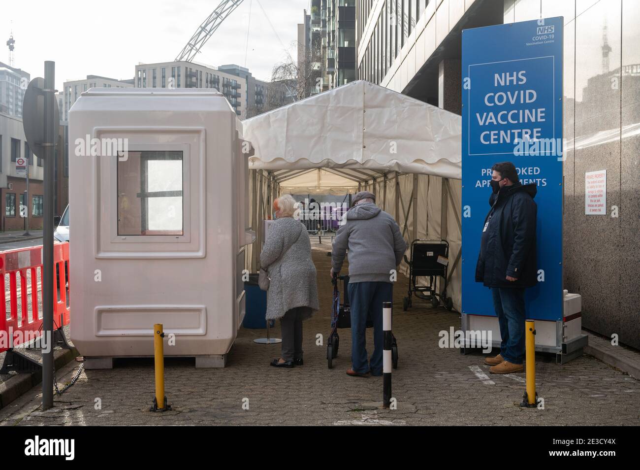 18 janvier 2021. Londres, Royaume-Uni. Les personnes âgées du pubic arrivent dans un nouveau centre de vaccination COVID-19 à Wembley, dans le nord-ouest de Londres. 10 nouveaux centres de vaccination à grande échelle sont ouverts aujourd'hui pour aider à développer le programme de vaccination du Royaume-Uni. Photo de Ray Tang. Banque D'Images