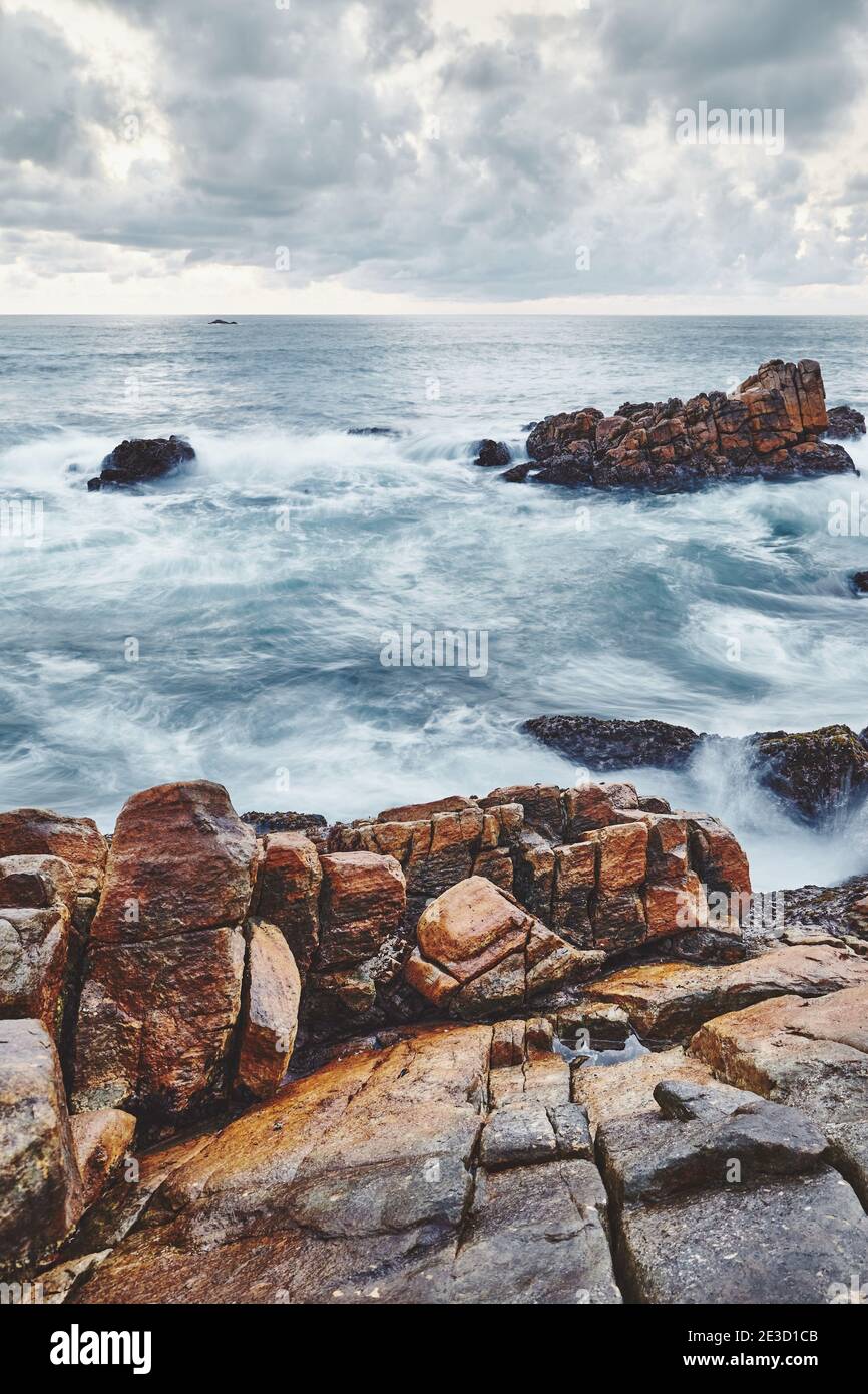 Plage des Rocheuses, image couleur en exposition longue. Banque D'Images