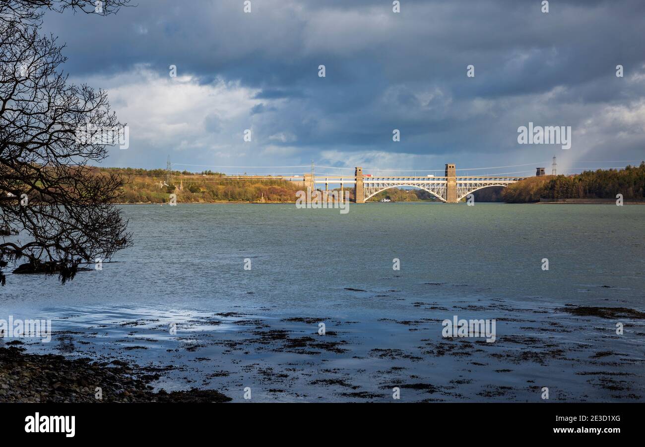 En hiver, en direction de l'est, vers le pont Britannia, au-dessus du détroit de Menai, Anglesey, pays de Galles Banque D'Images