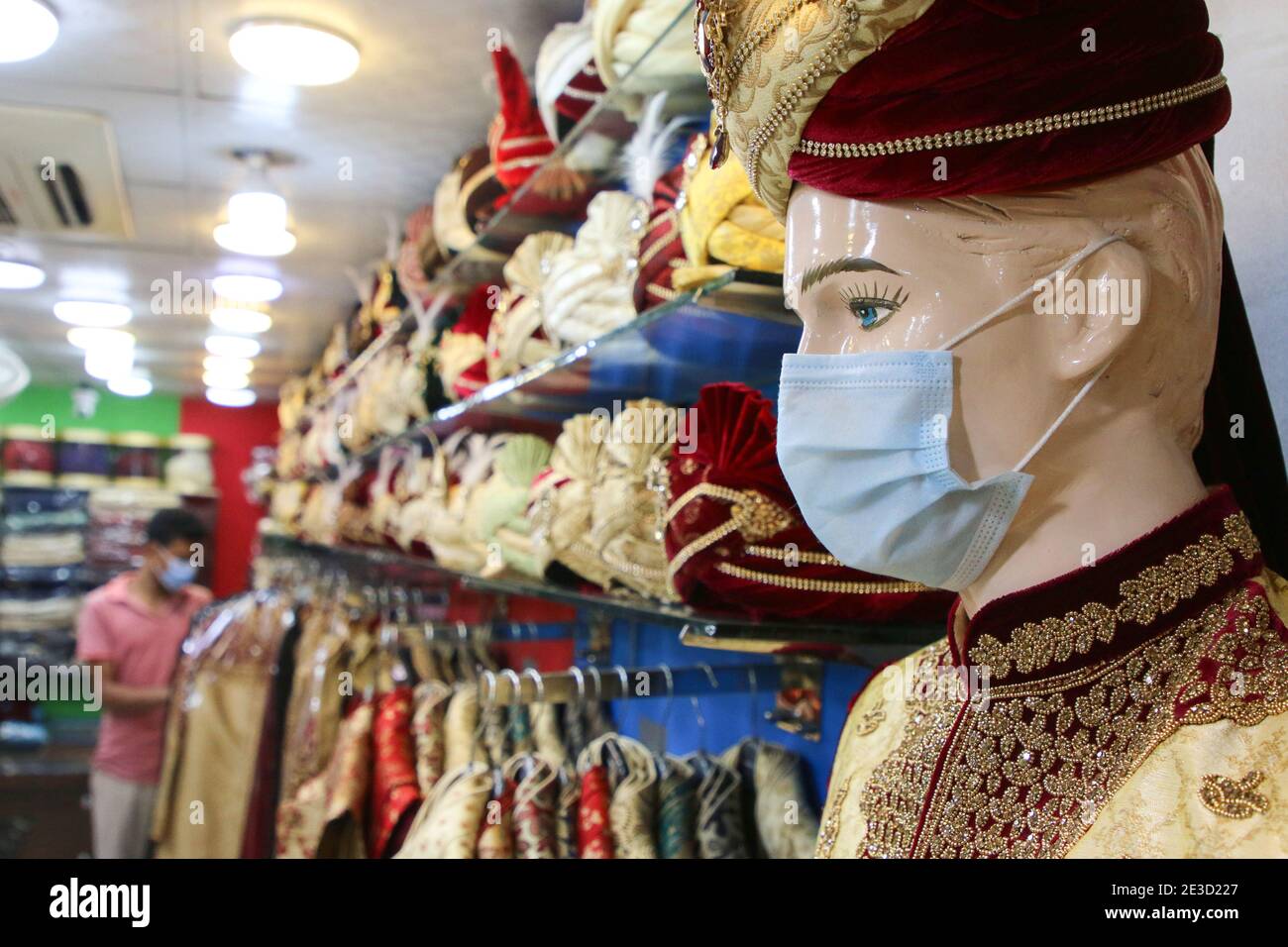 Dhaka, Bangladesh. 18 janvier 2021. Un mannequin marié de mariée vu exposé avec un masque facial dans un centre commercial pendant la pandémie du coronavirus à Dhaka.de nombreux mariages ont été reportés en raison de la pandémie du coronavirus. Comme la situation pandémique au Bangladesh s'améliore de jour en jour, le programme social et culturel comme les cérémonies de mariage sont réorganisés de façon nouvelle et normale. Crédit : SOPA Images Limited/Alamy Live News Banque D'Images