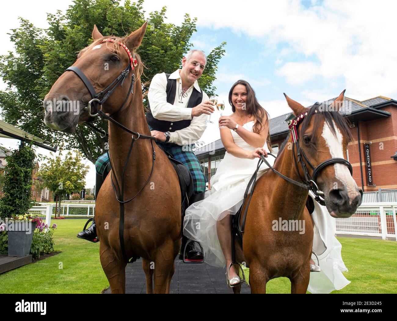 Musselburgh Racecourse Wedding, Musselburgh Racecourse, Musselburgh, East Lothian, Écosse, Royaume-Uni le major Chris Baird-Clark et la mariée Shelley se sont mariés Banque D'Images