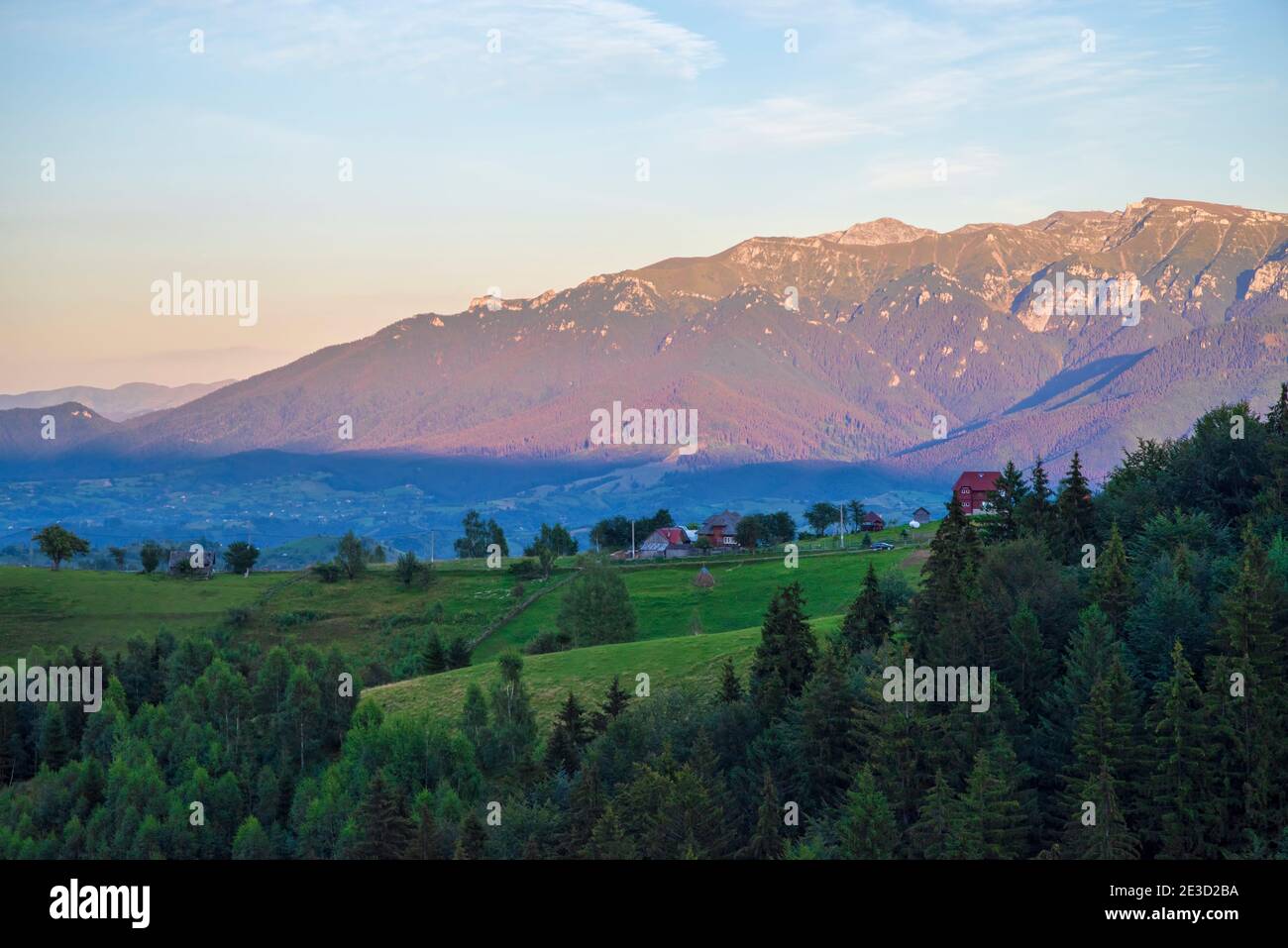 Lumières de coucher de soleil sur la montagne, paysage rural d'été dans la région de montagne, scène roumaines des Carpates Banque D'Images