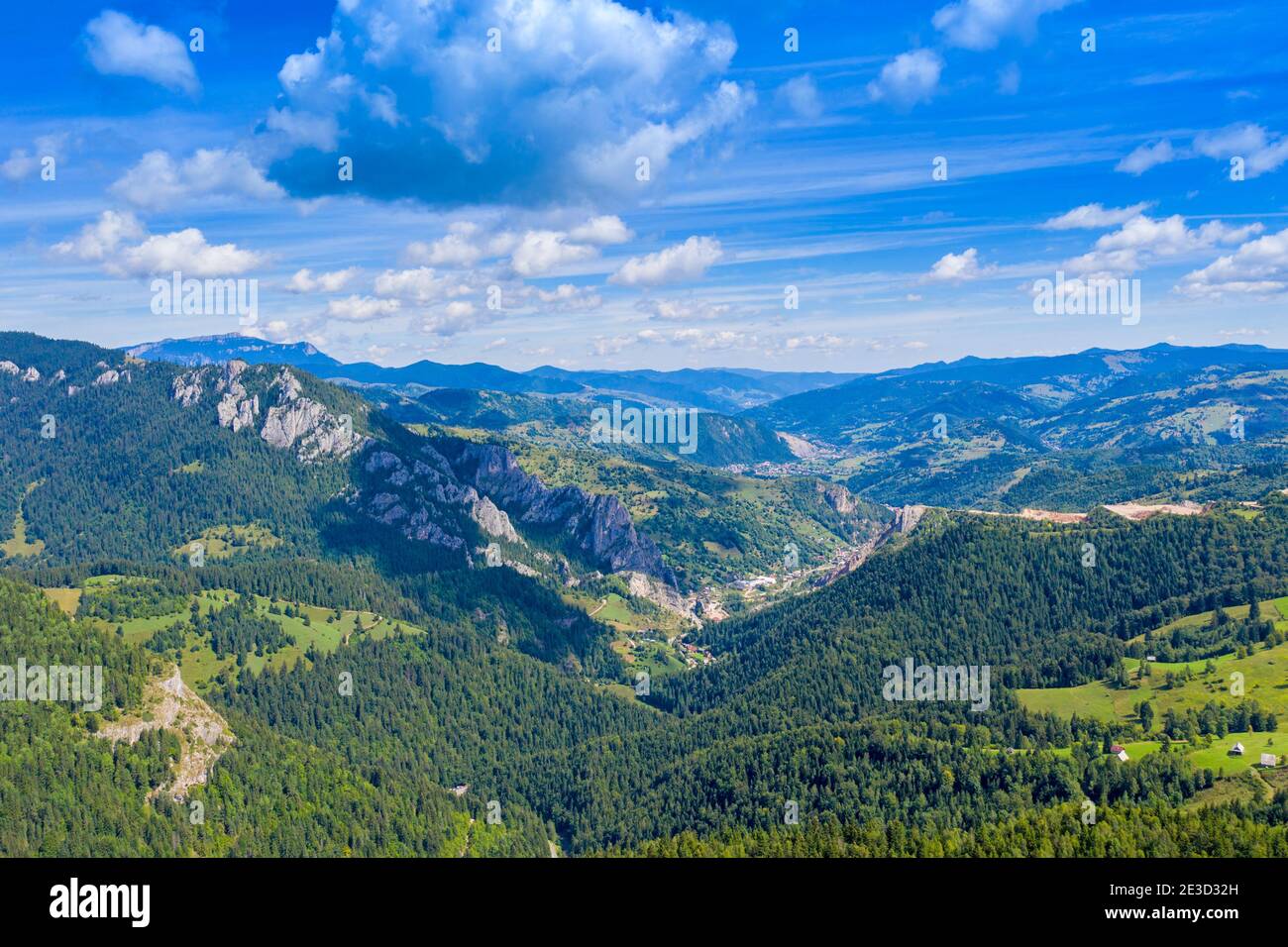 Panorama aérien des montagnes du Hamas en été, prairies et forêts vues d'en haut dans les Carpates roumains. Banque D'Images