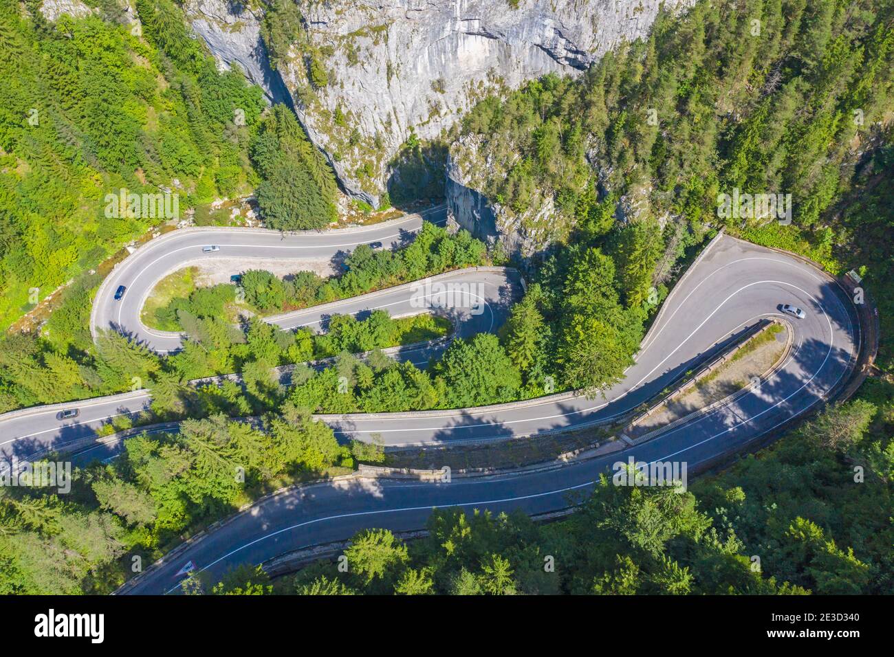 Route de montagne sinueuse vue d'en haut dans les Carpates roumains. La gorge de Bicaz est un canyon dans le nord-est de la Roumanie et a été excisée par l'eau o Banque D'Images