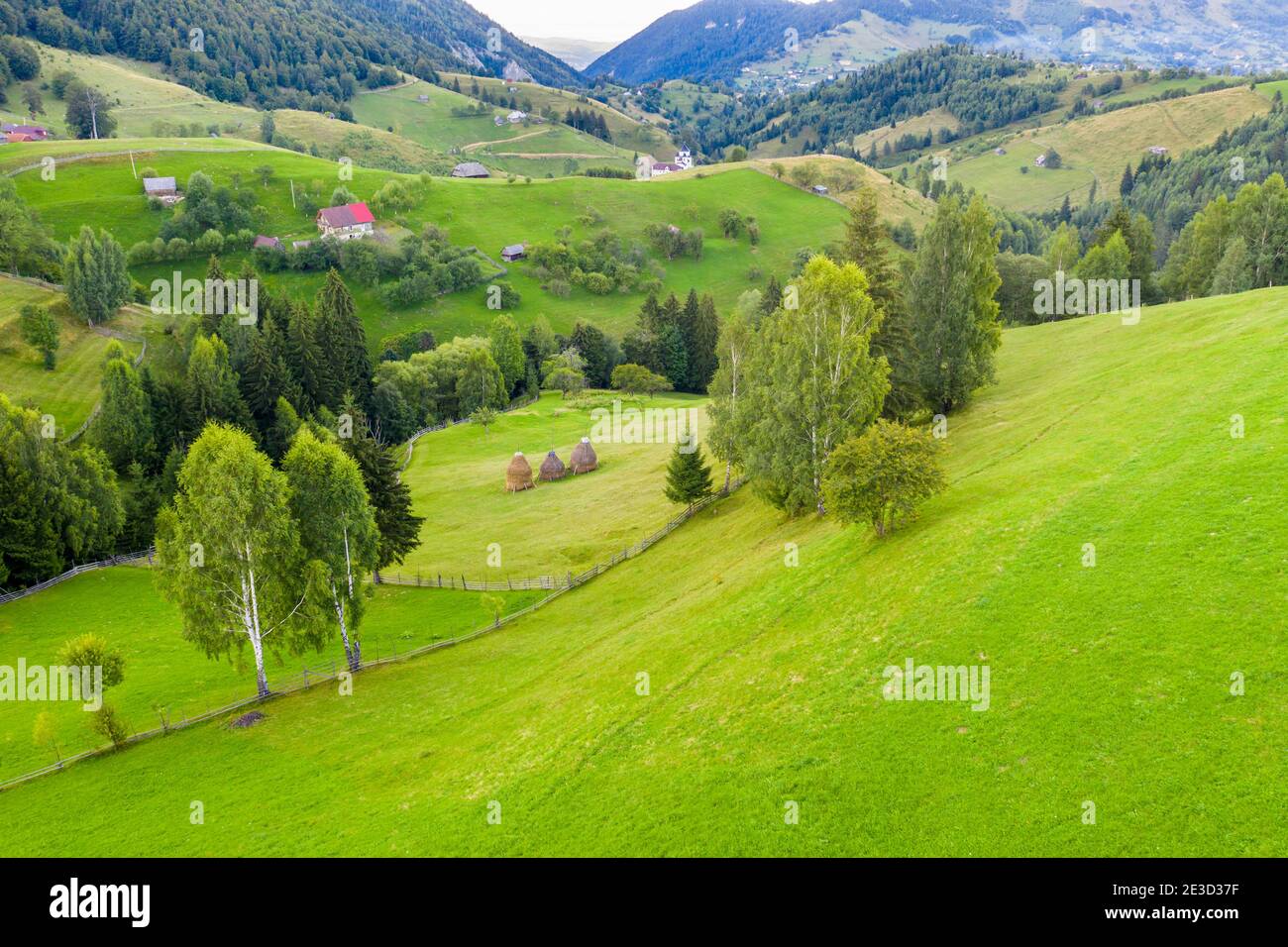 Magnifique paysage aérien d'un village de montagne traditionnel des Carpates roumains, la vallée de Bran scène d'été en Transylvanie Banque D'Images